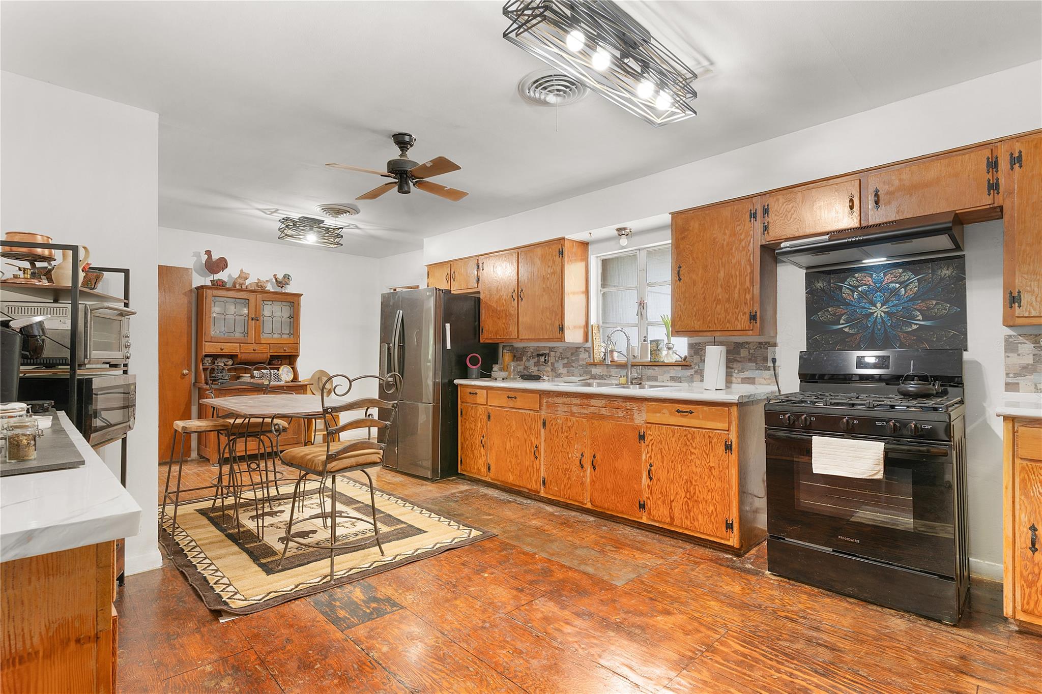 607 Gilmore St, Taylor, TX 76574