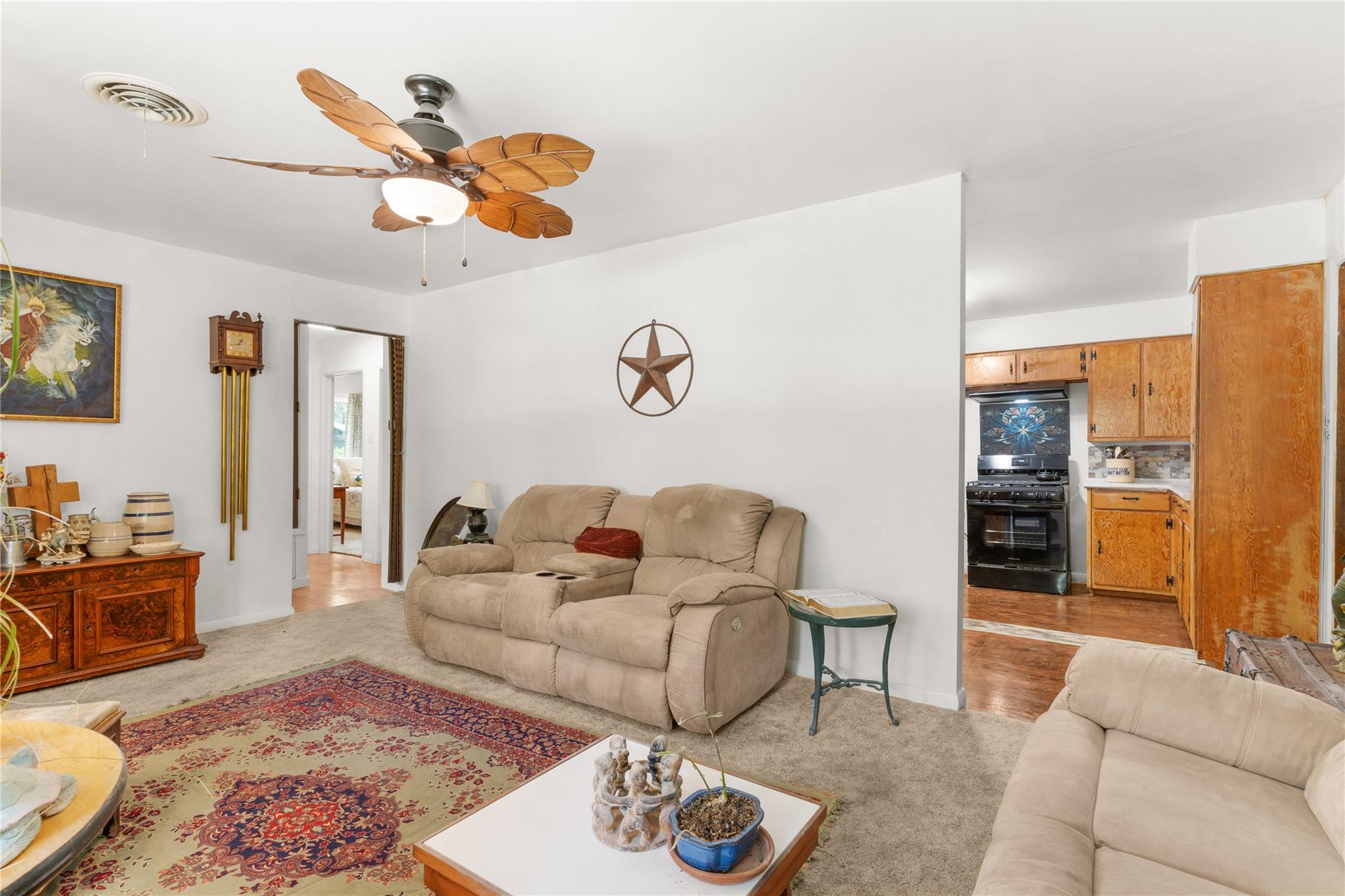 607 Gilmore St, Taylor, TX 76574