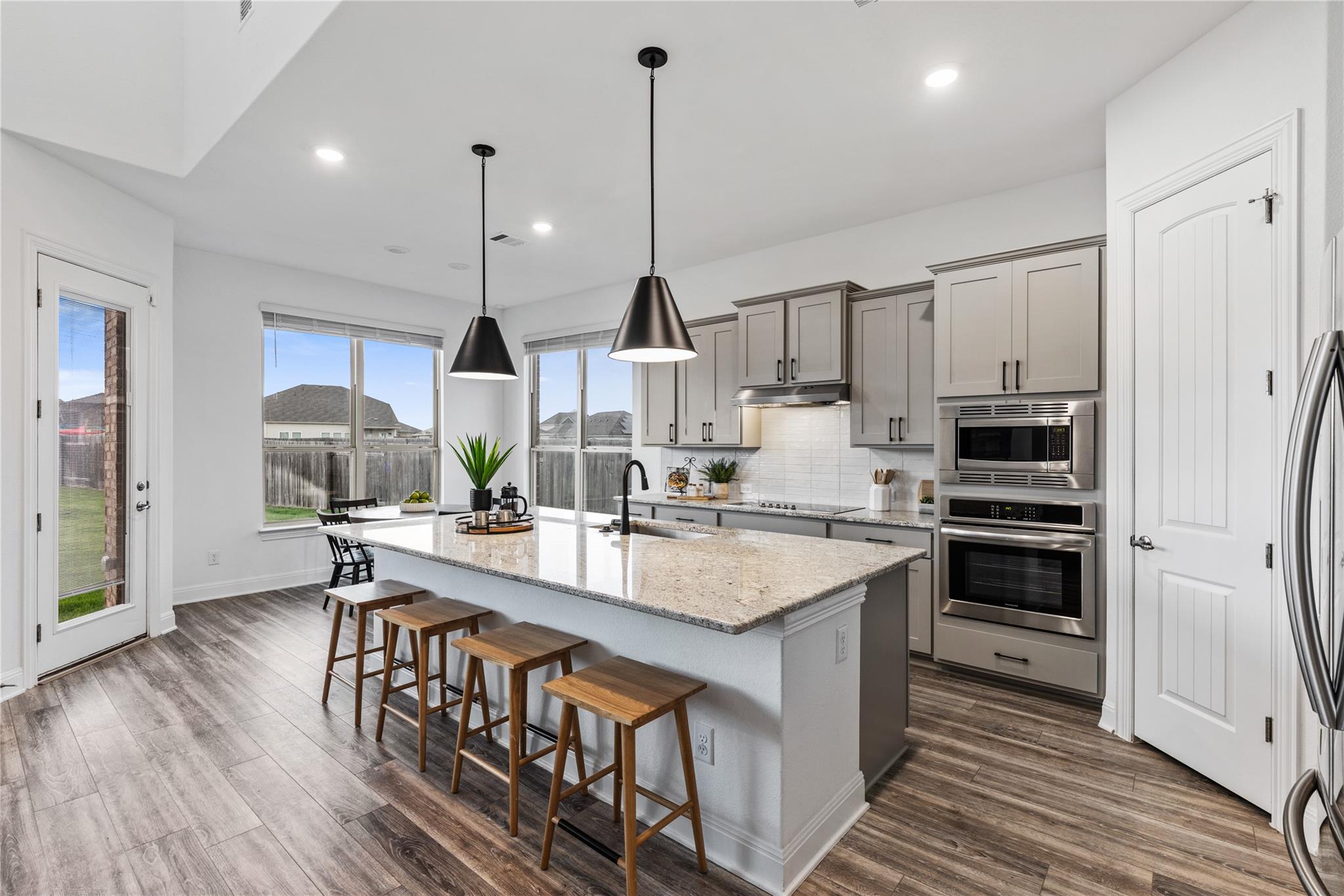 214 Chickasaw Ln, Hutto, TX 78634