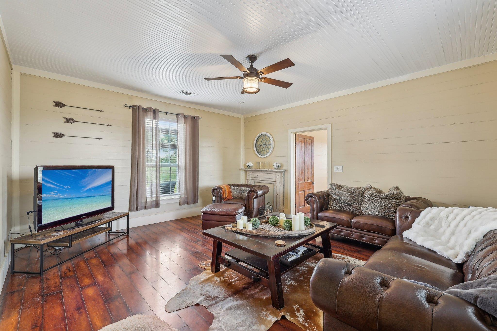 1200 County Road 211, Giddings, TX 78942