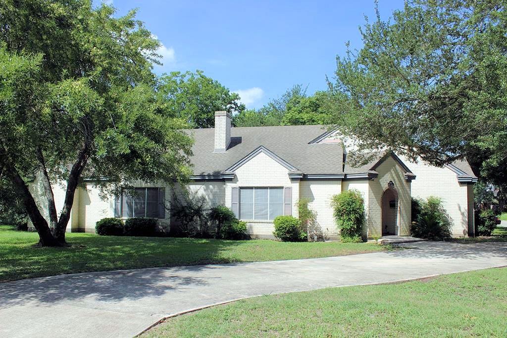 1298 Walter Ellison Dr, Lockhart, TX 78644