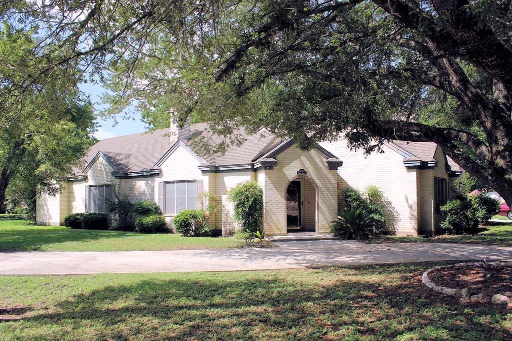 1298 Walter Ellison Dr, Lockhart, TX 78644