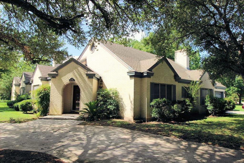 1298 Walter Ellison Dr, Lockhart, TX 78644