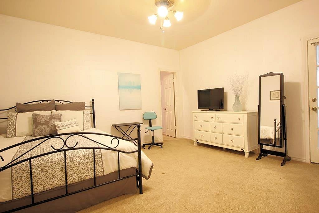 1298 Walter Ellison Dr, Lockhart, TX 78644