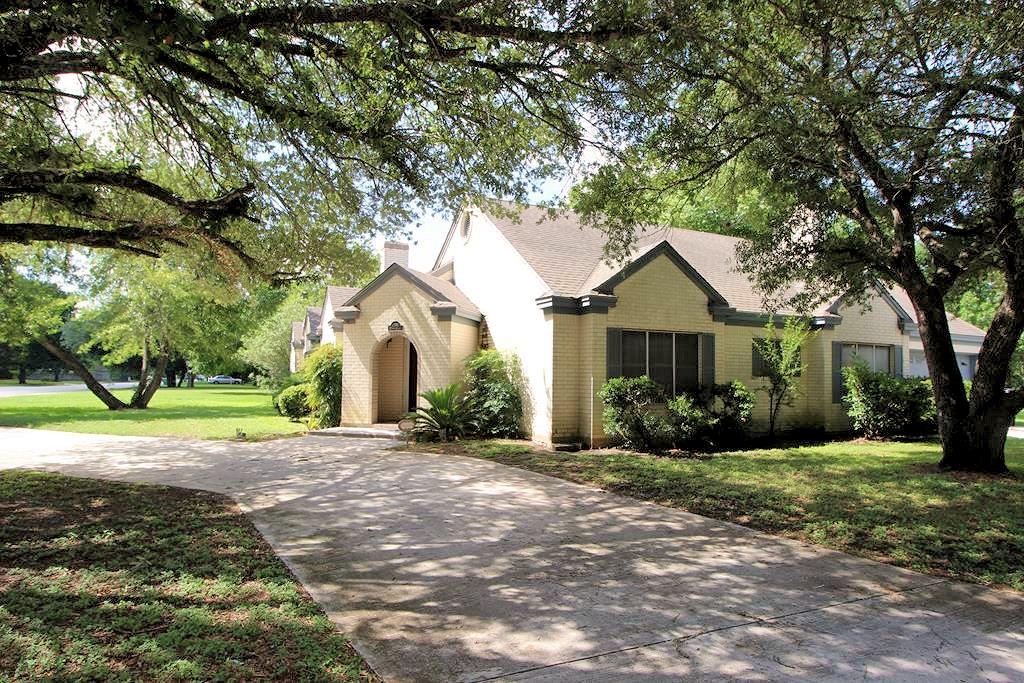 1298 Walter Ellison Dr, Lockhart, TX 78644