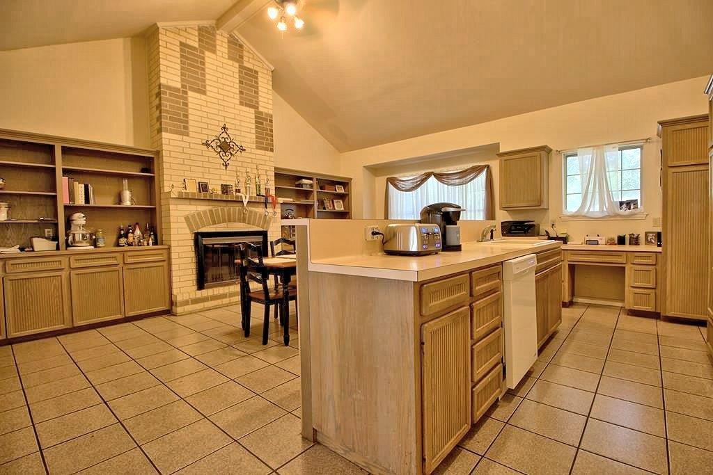 1298 Walter Ellison Dr, Lockhart, TX 78644