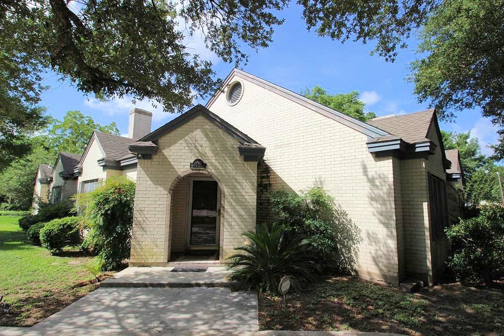 1298 Walter Ellison Dr, Lockhart, TX 78644