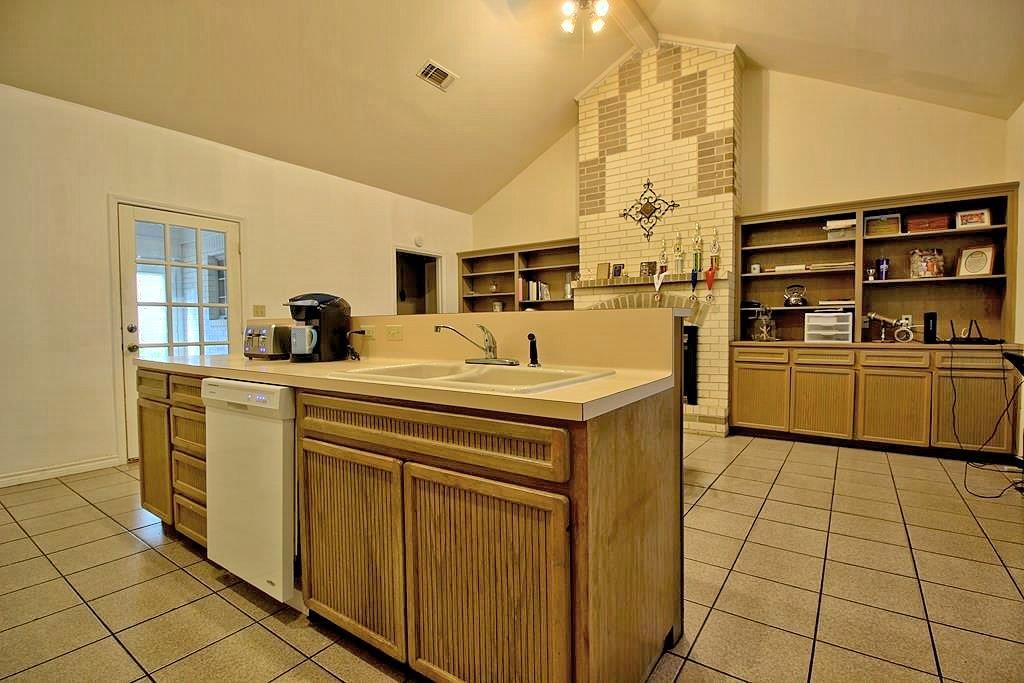 1298 Walter Ellison Dr, Lockhart, TX 78644