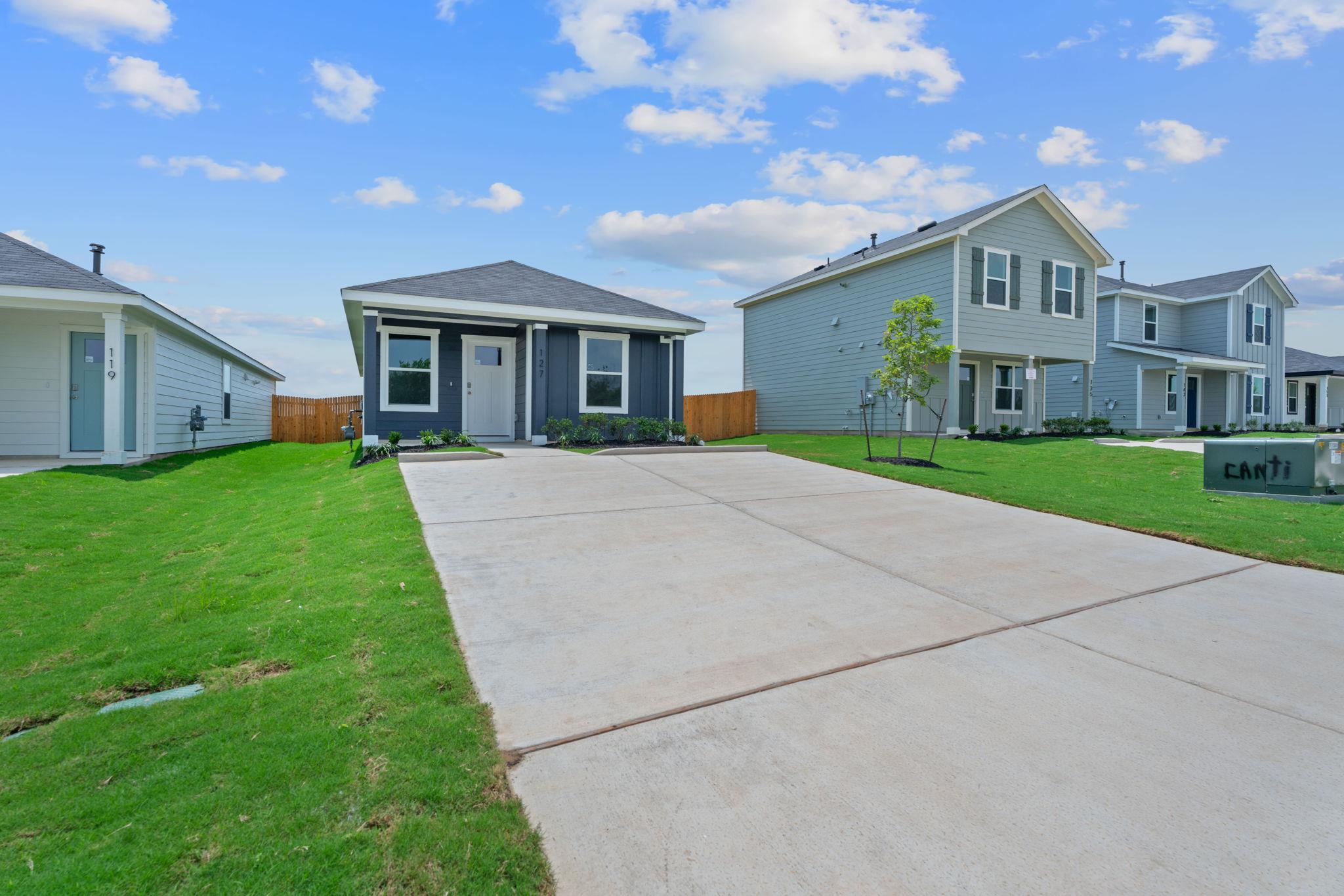 127 Safflower Dr, Uhland, TX 78640