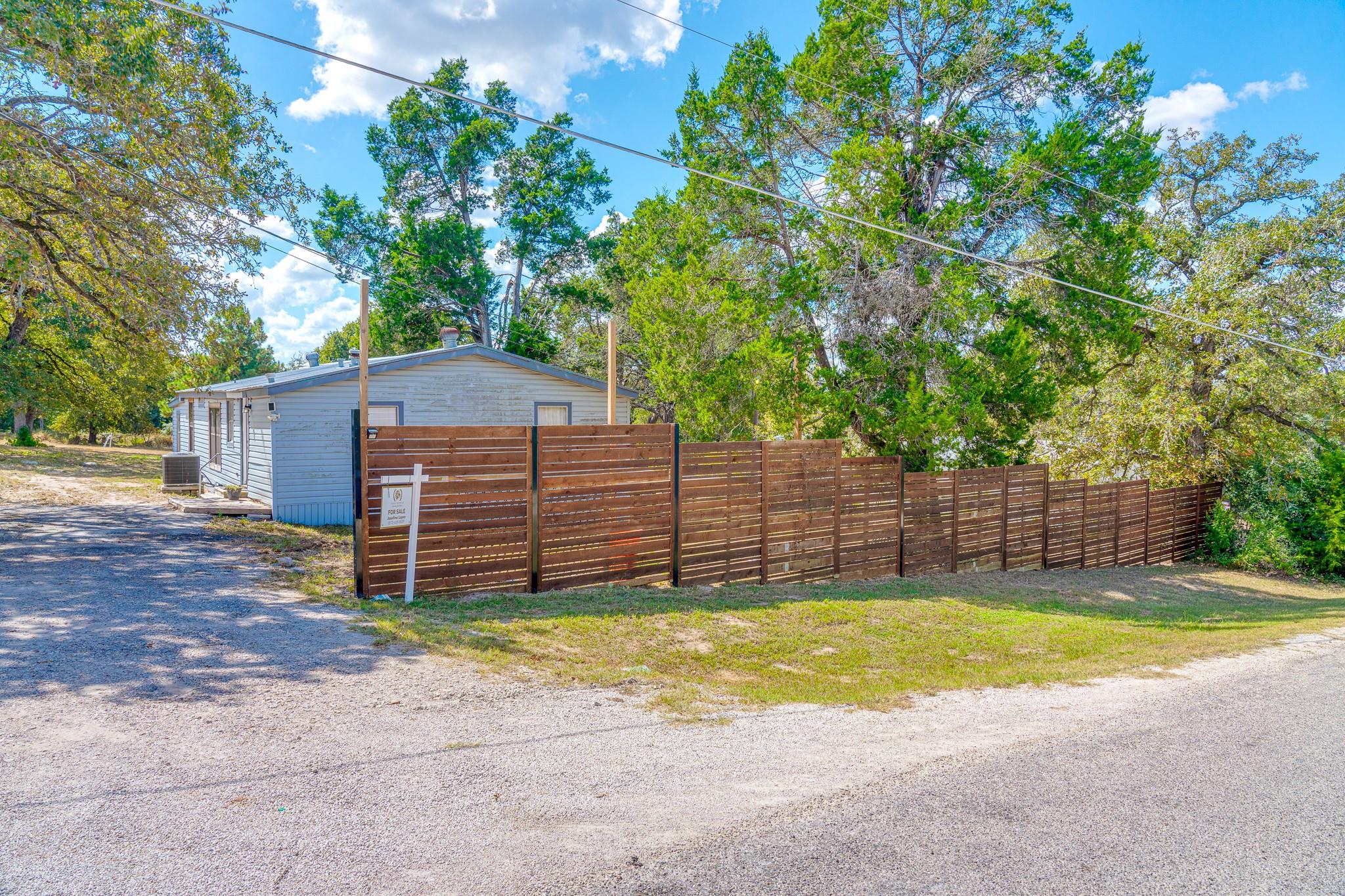 121 Redbird Ln, Smithville, TX 78957