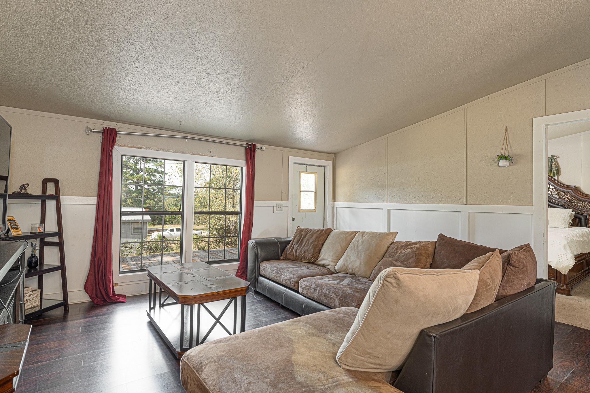 121 Redbird Ln, Smithville, TX 78957