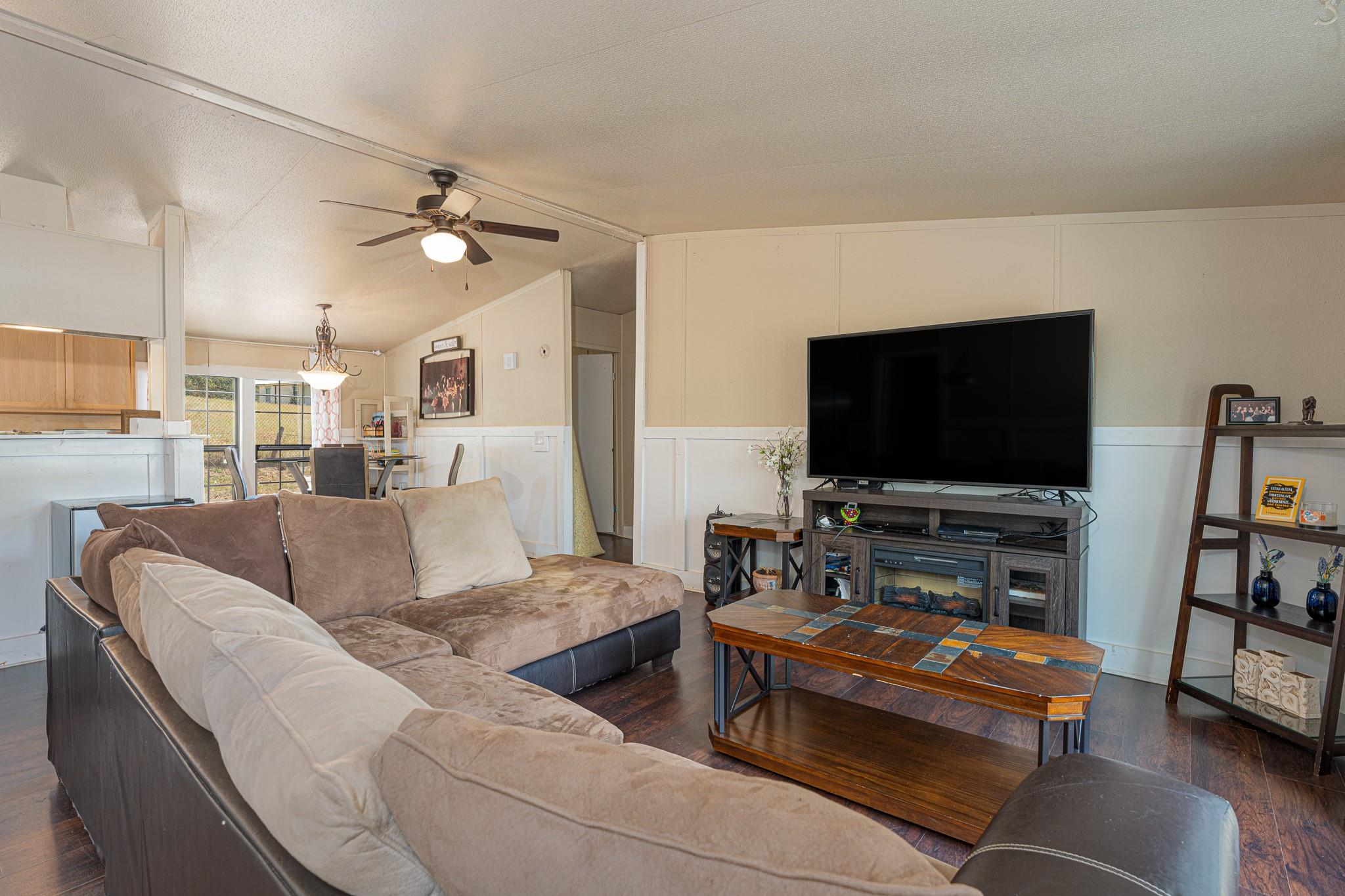 121 Redbird Ln, Smithville, TX 78957