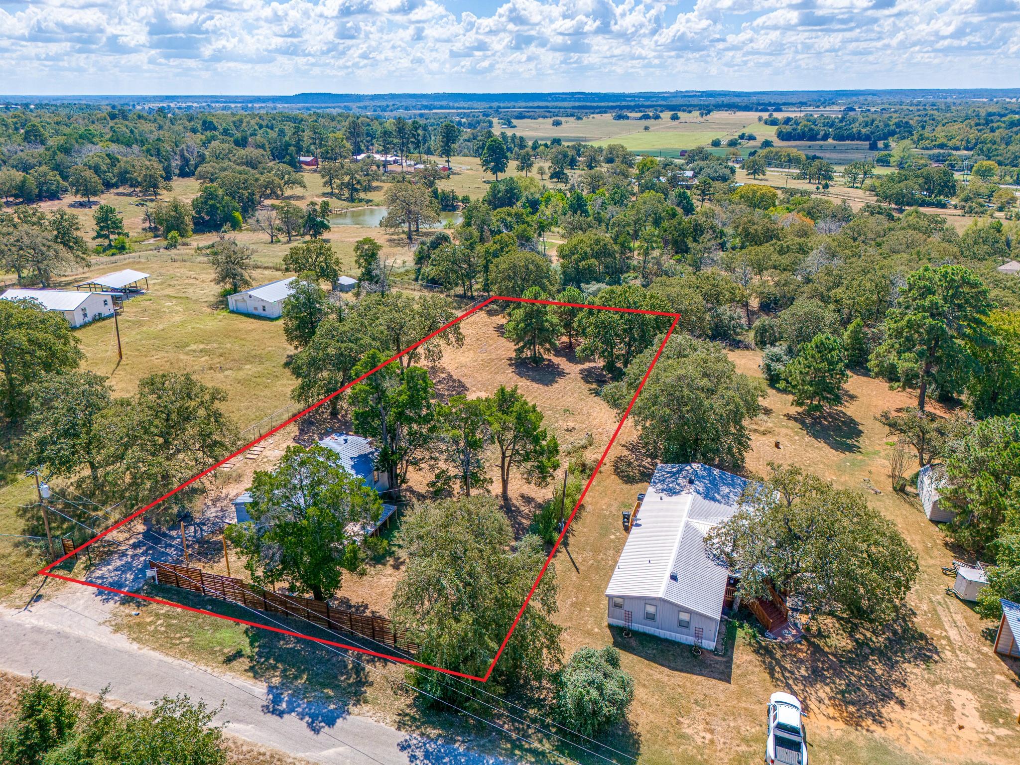121 Redbird Ln, Smithville, TX 78957