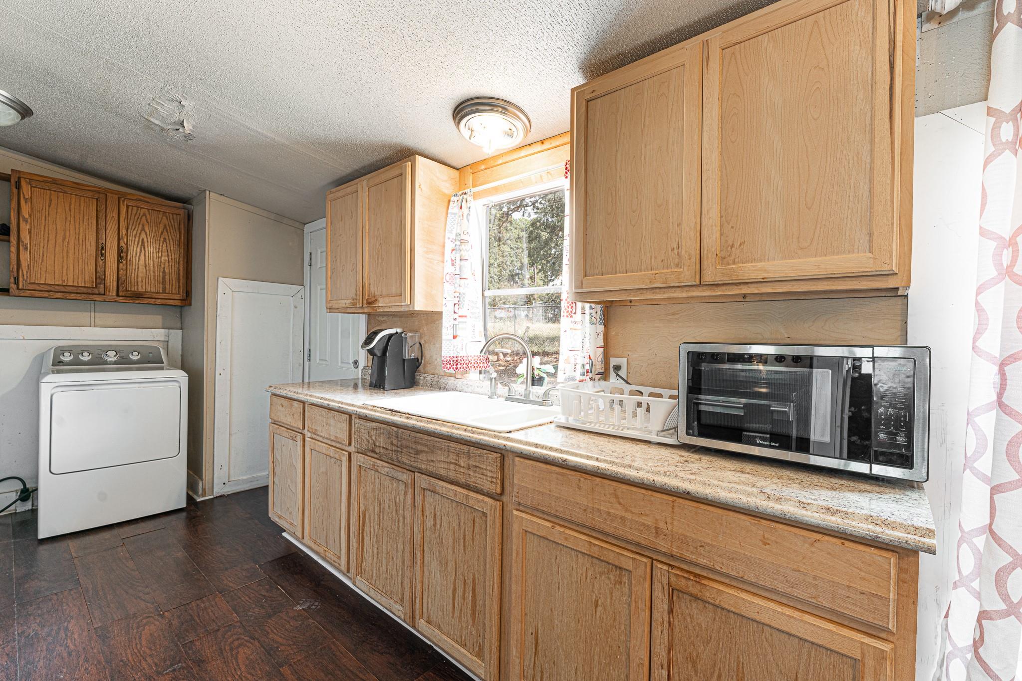 121 Redbird Ln, Smithville, TX 78957