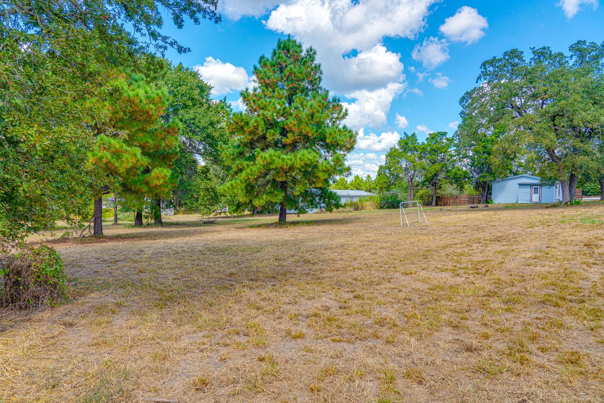 121 Redbird Ln, Smithville, TX 78957