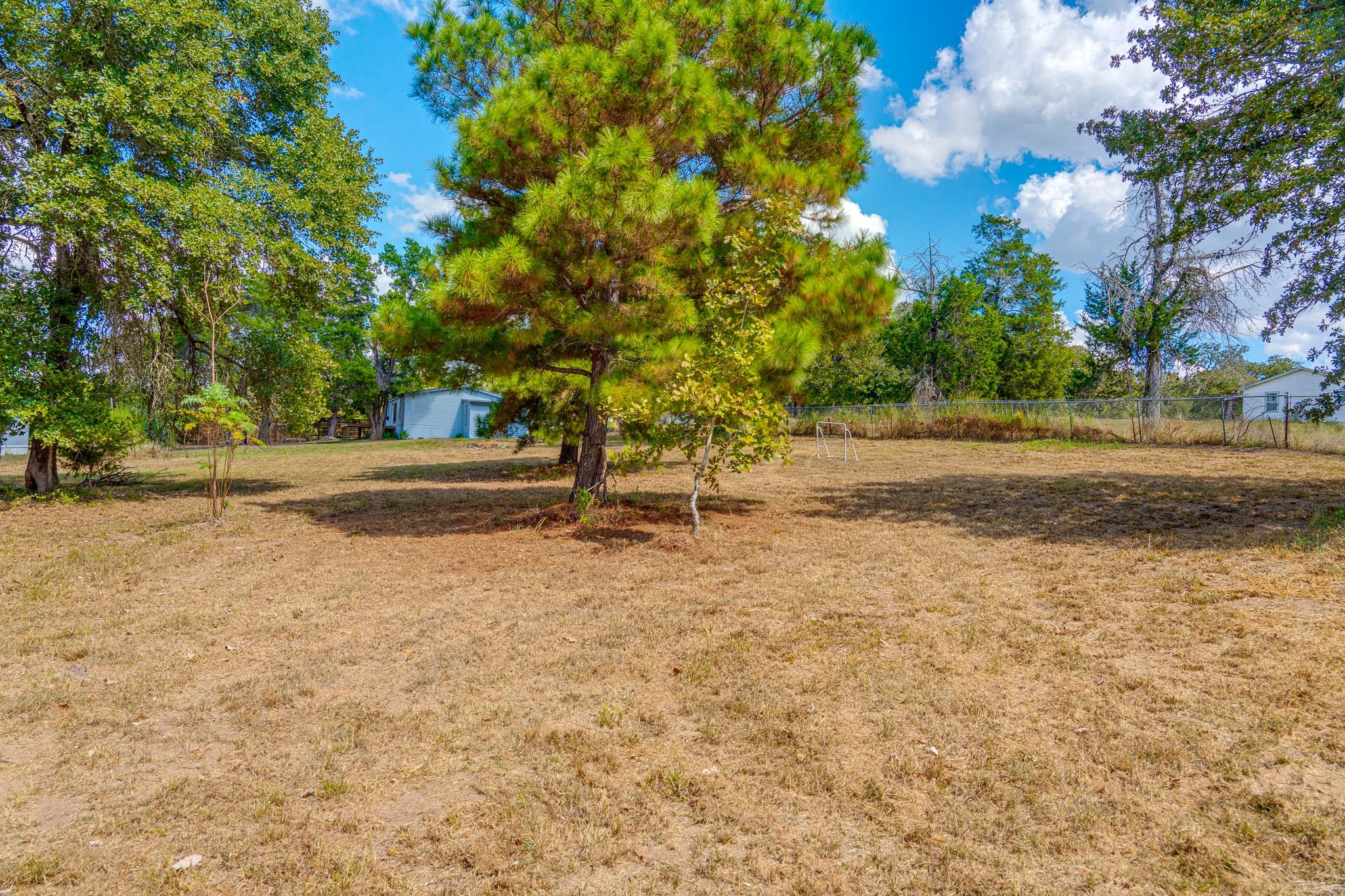 121 Redbird Ln, Smithville, TX 78957