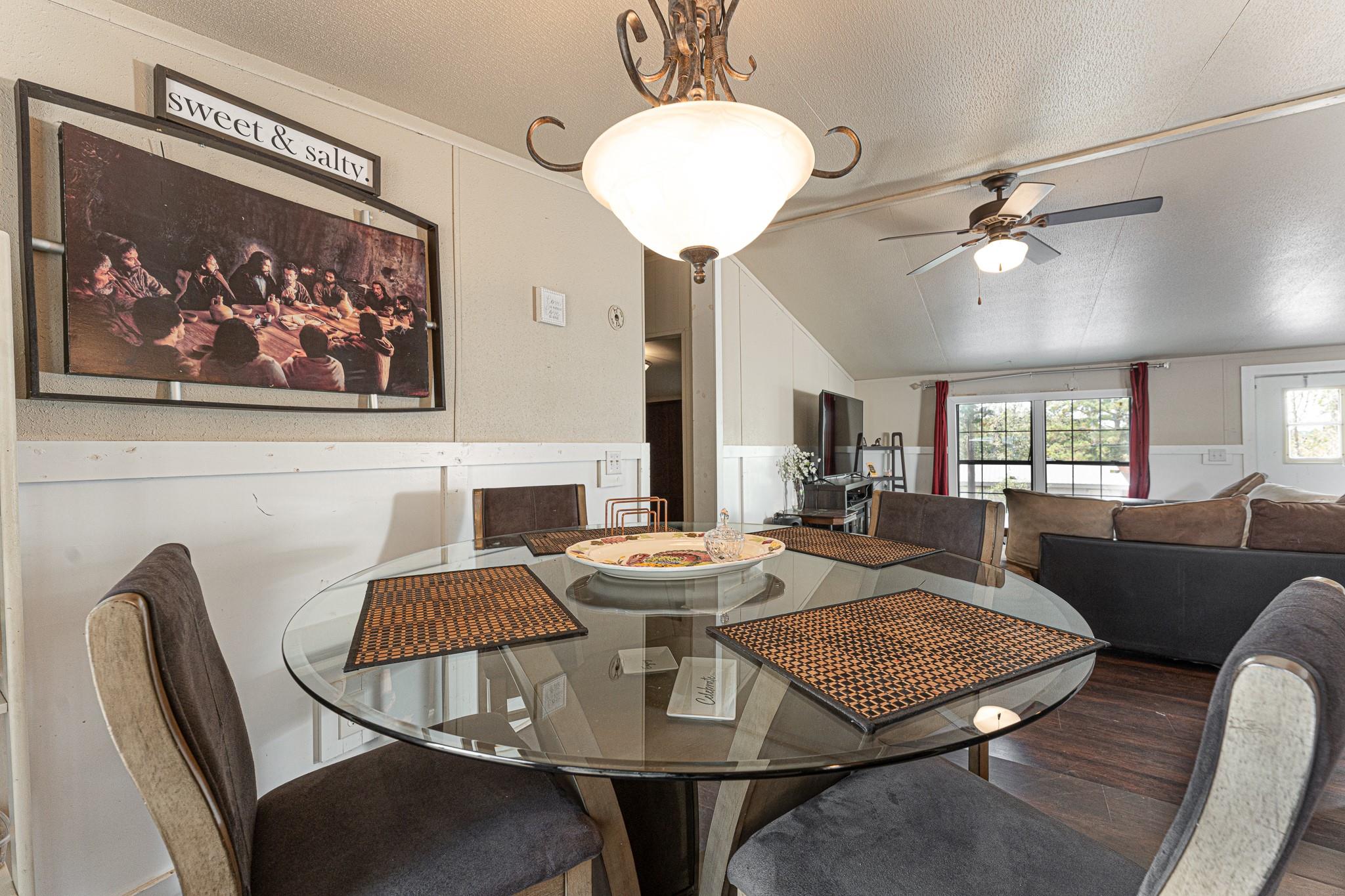 121 Redbird Ln, Smithville, TX 78957