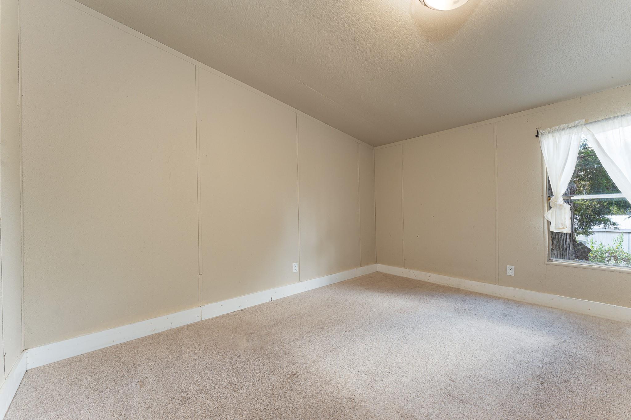 121 Redbird Ln, Smithville, TX 78957