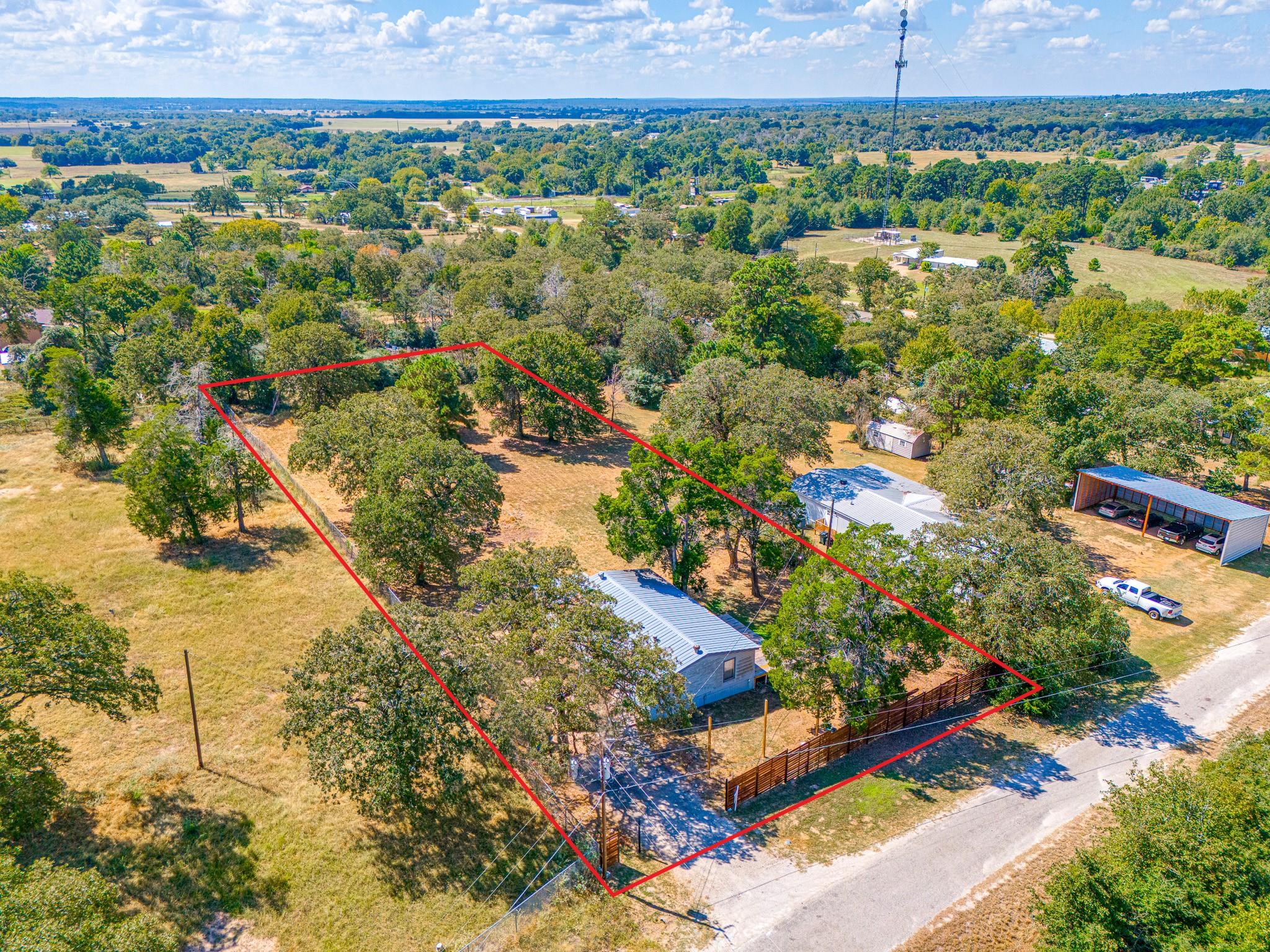121 Redbird Ln, Smithville, TX 78957