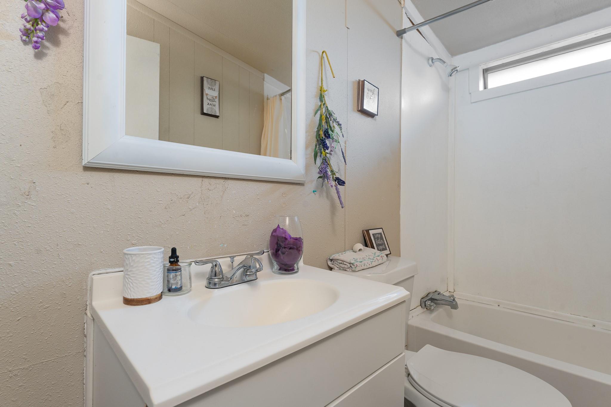 121 Redbird Ln, Smithville, TX 78957