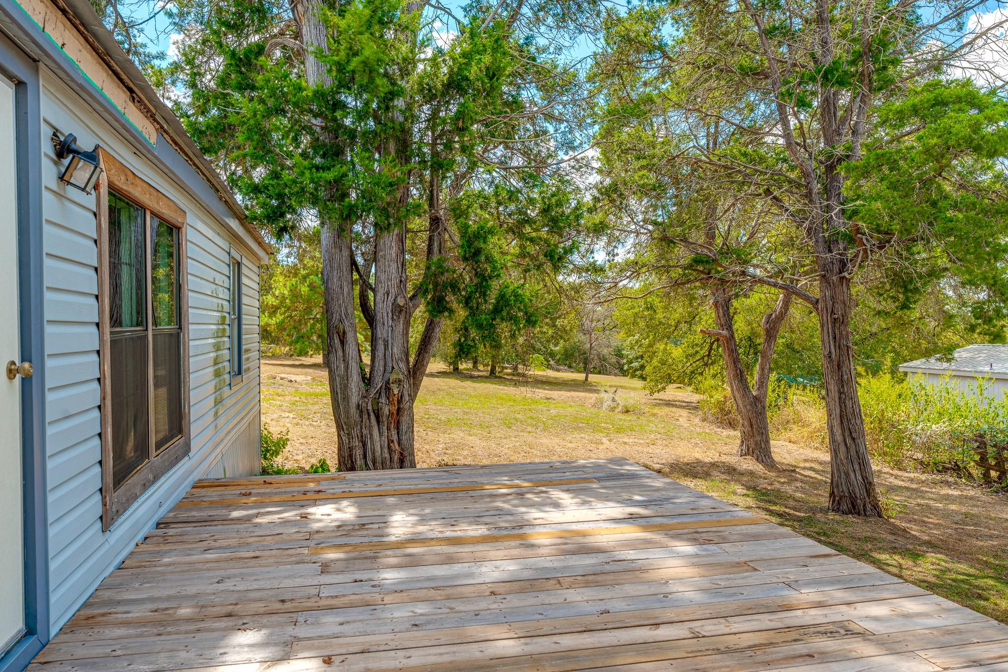 121 Redbird Ln, Smithville, TX 78957