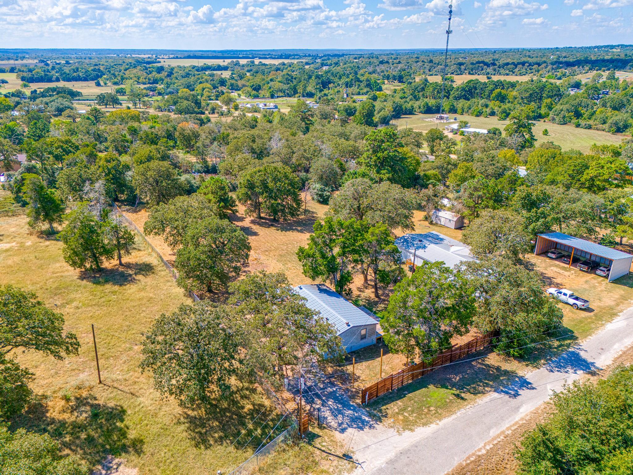 121 Redbird Ln, Smithville, TX 78957