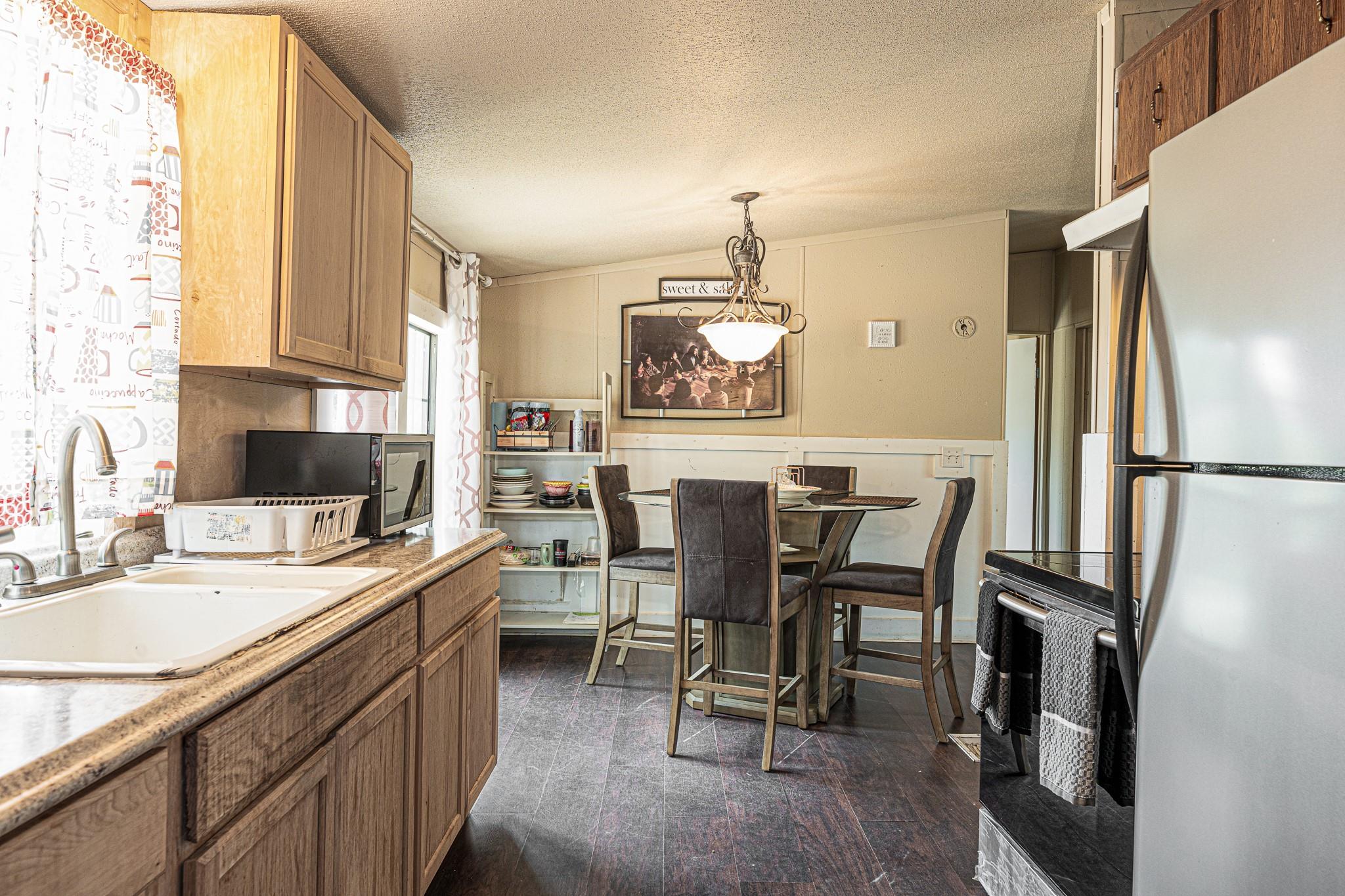 121 Redbird Ln, Smithville, TX 78957