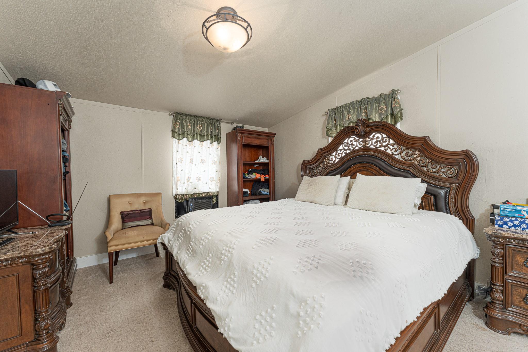 121 Redbird Ln, Smithville, TX 78957