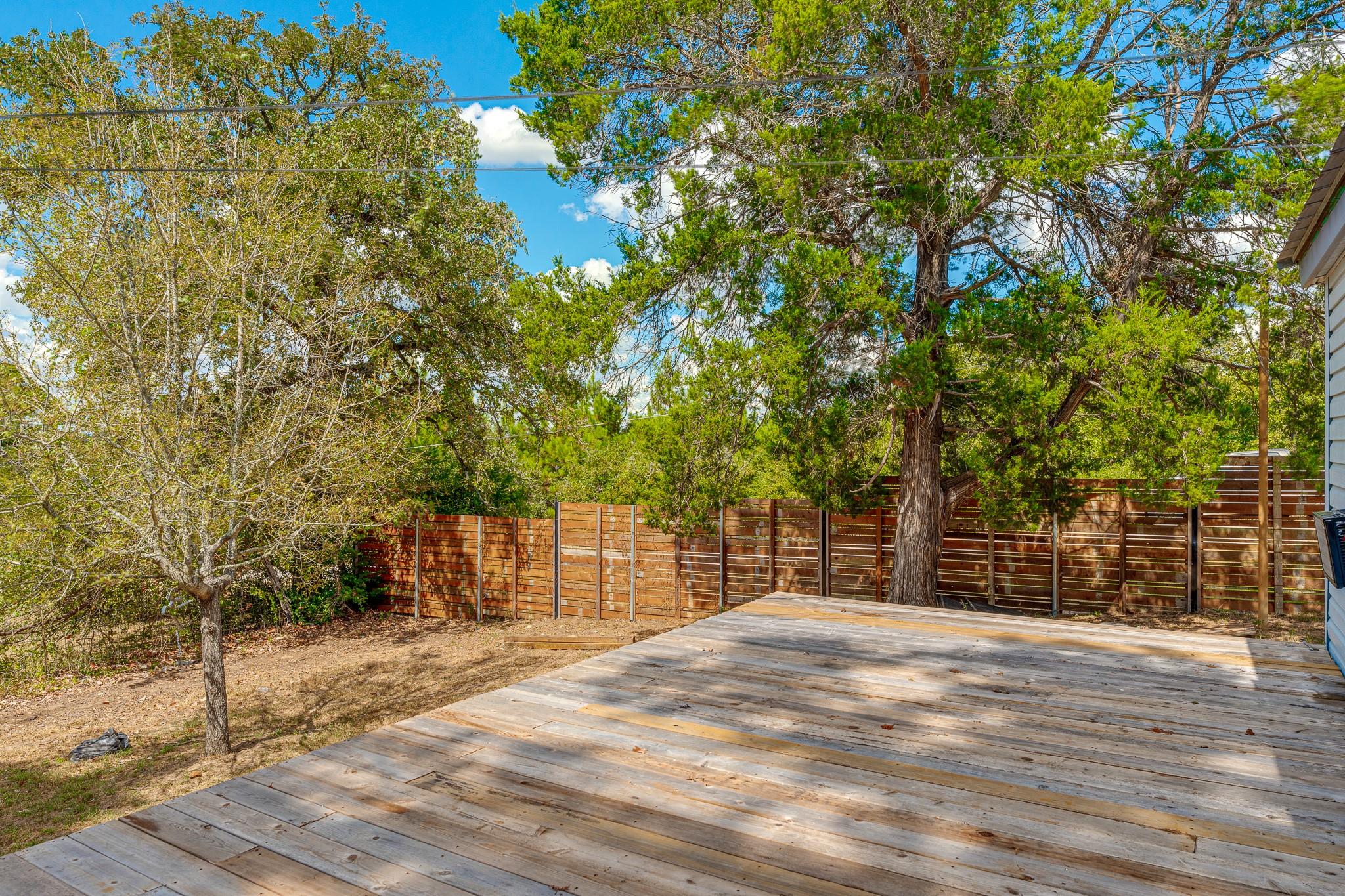 121 Redbird Ln, Smithville, TX 78957