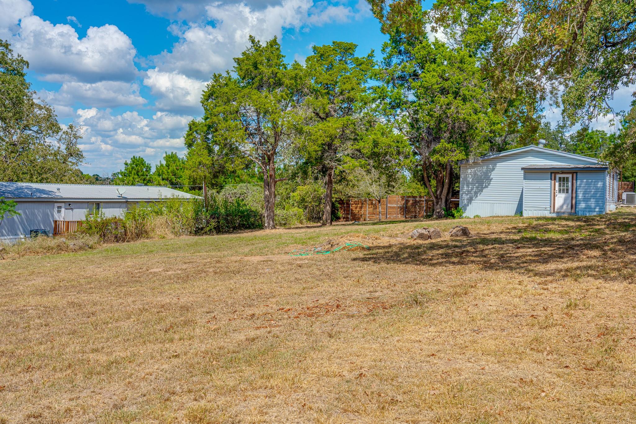 121 Redbird Ln, Smithville, TX 78957