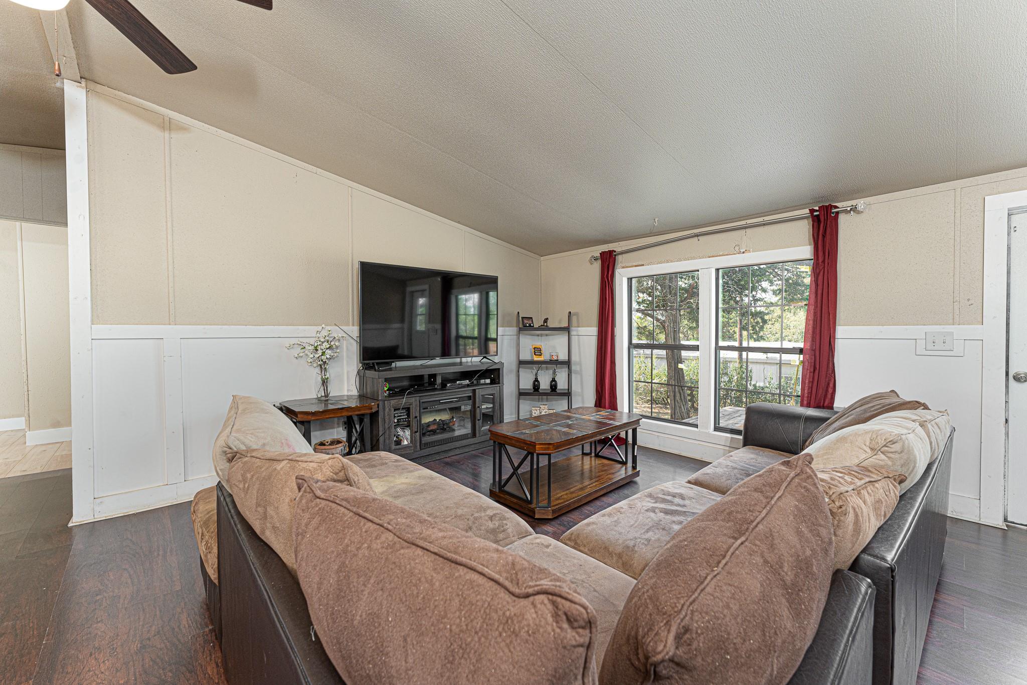 121 Redbird Ln, Smithville, TX 78957