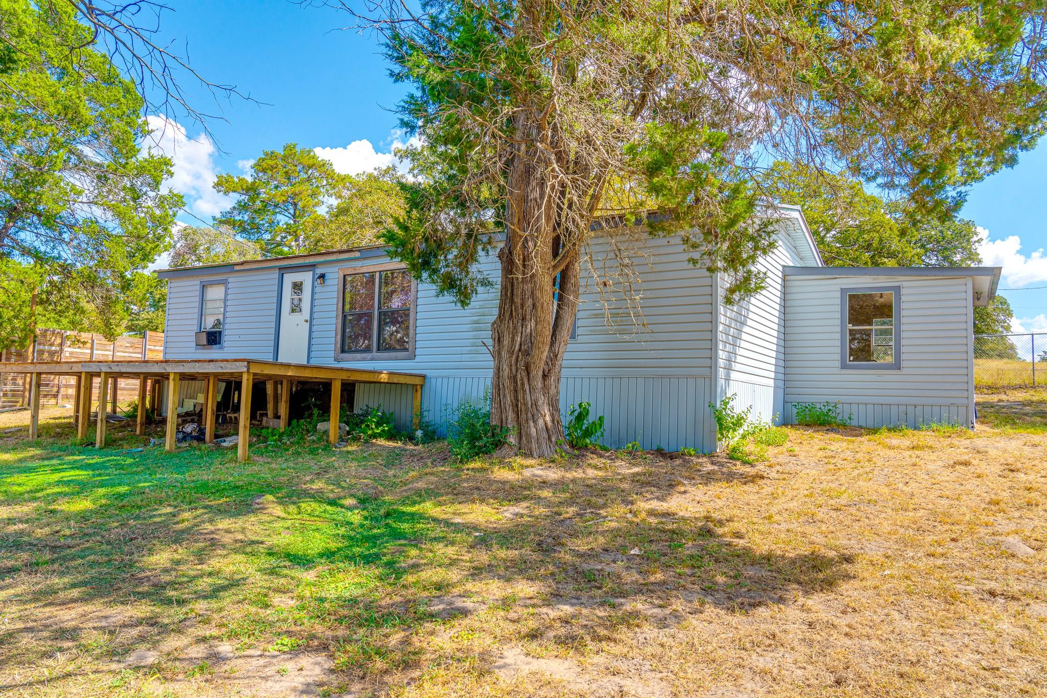 121 Redbird Ln, Smithville, TX 78957