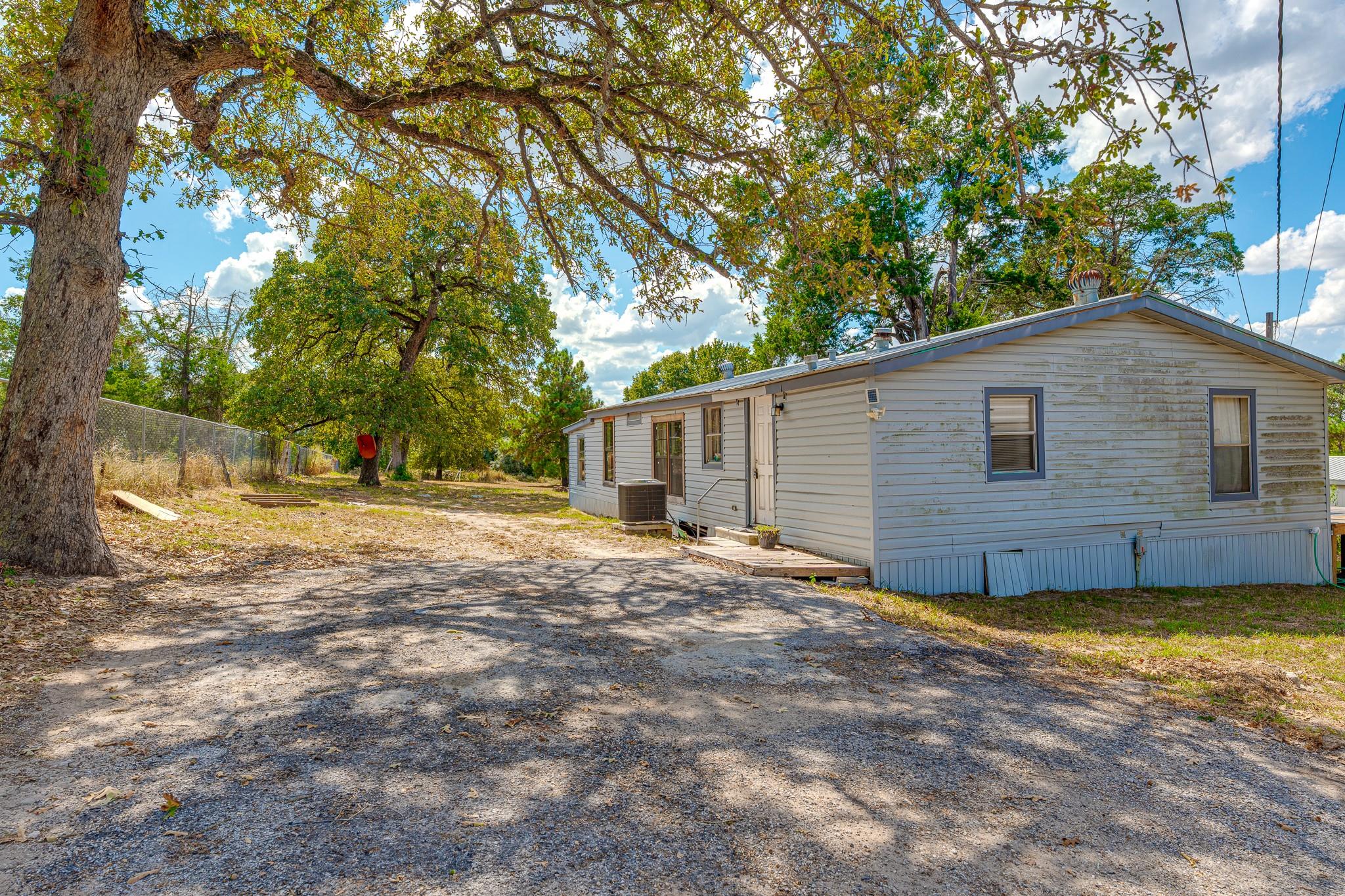 121 Redbird Ln, Smithville, TX 78957