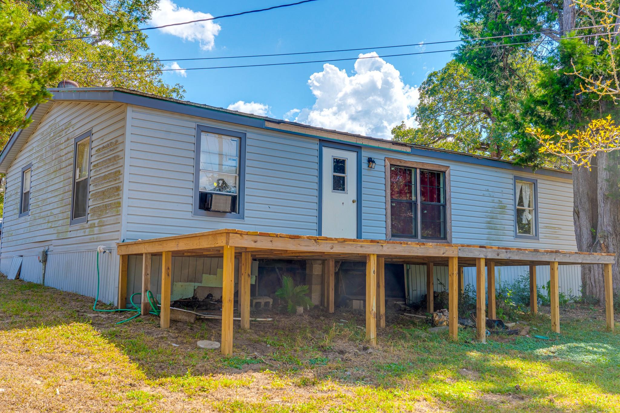 121 Redbird Ln, Smithville, TX 78957