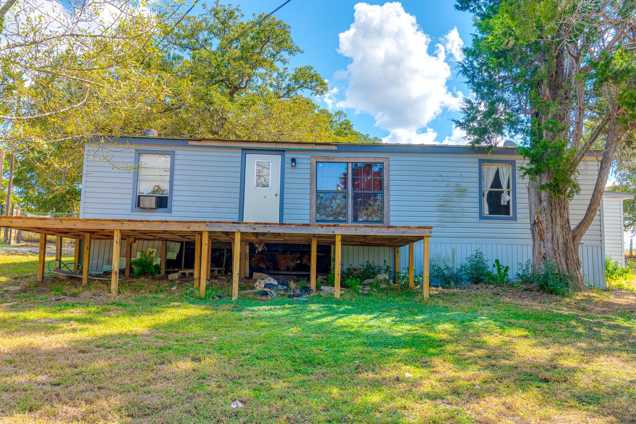 121 Redbird Ln, Smithville, TX 78957