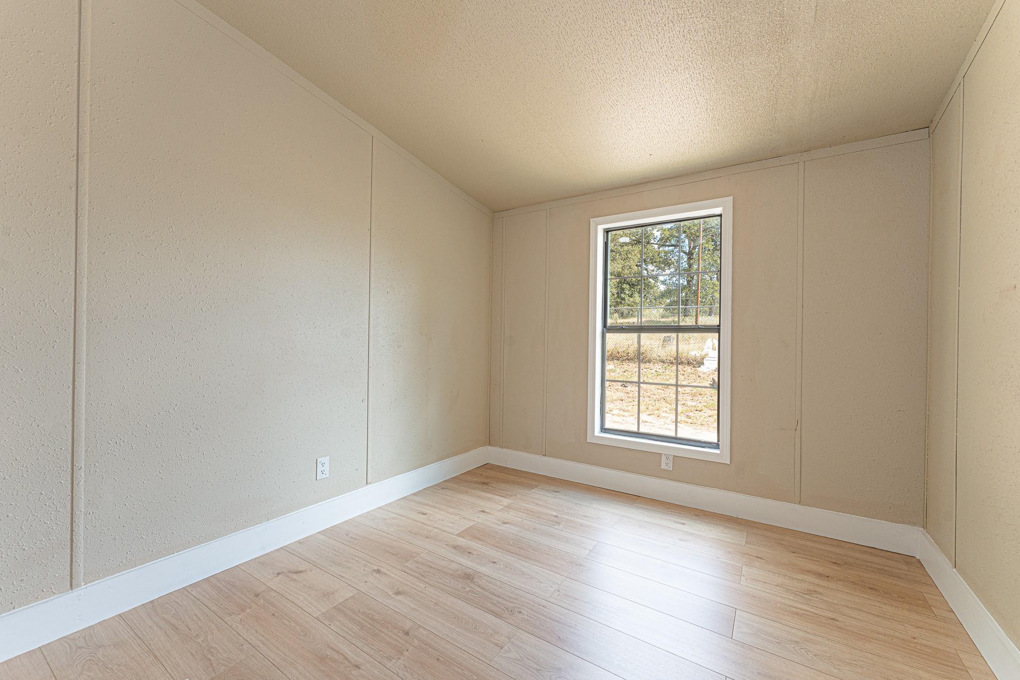 121 Redbird Ln, Smithville, TX 78957