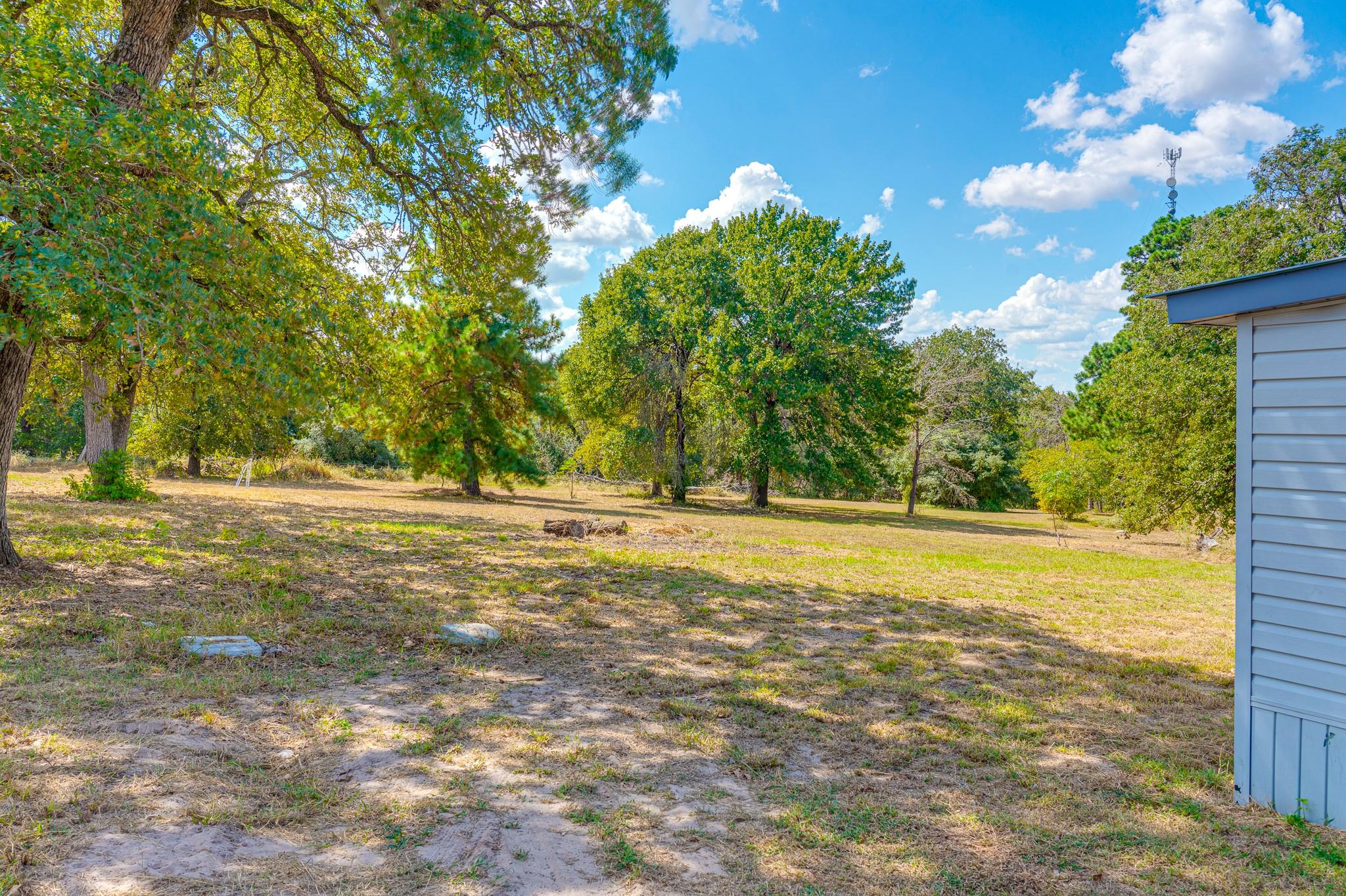121 Redbird Ln, Smithville, TX 78957