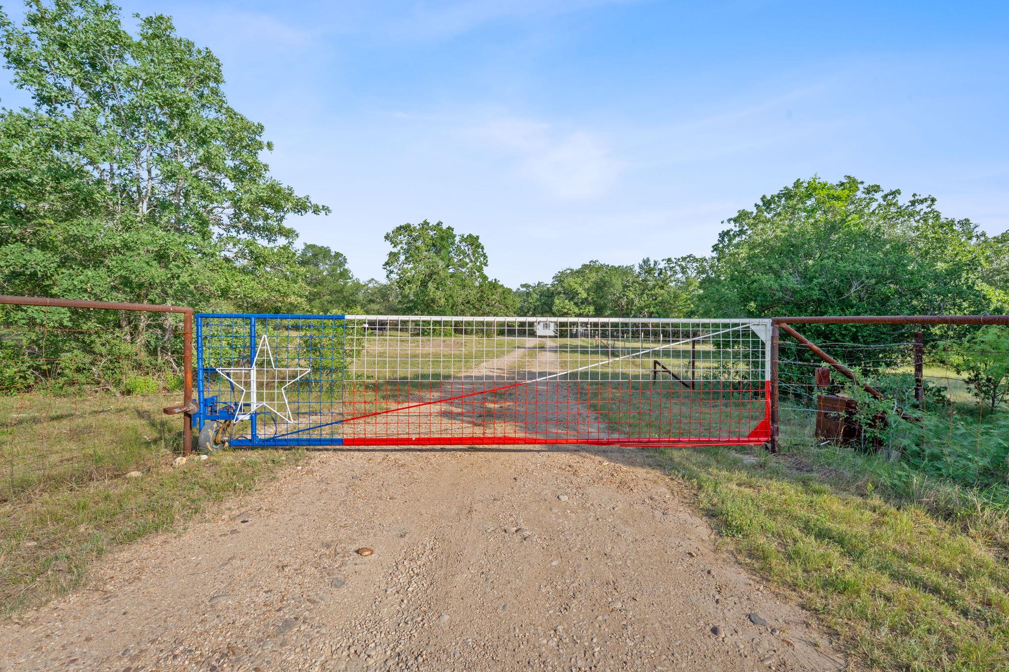 465 Catfish Ln, Lockhart, TX 78644