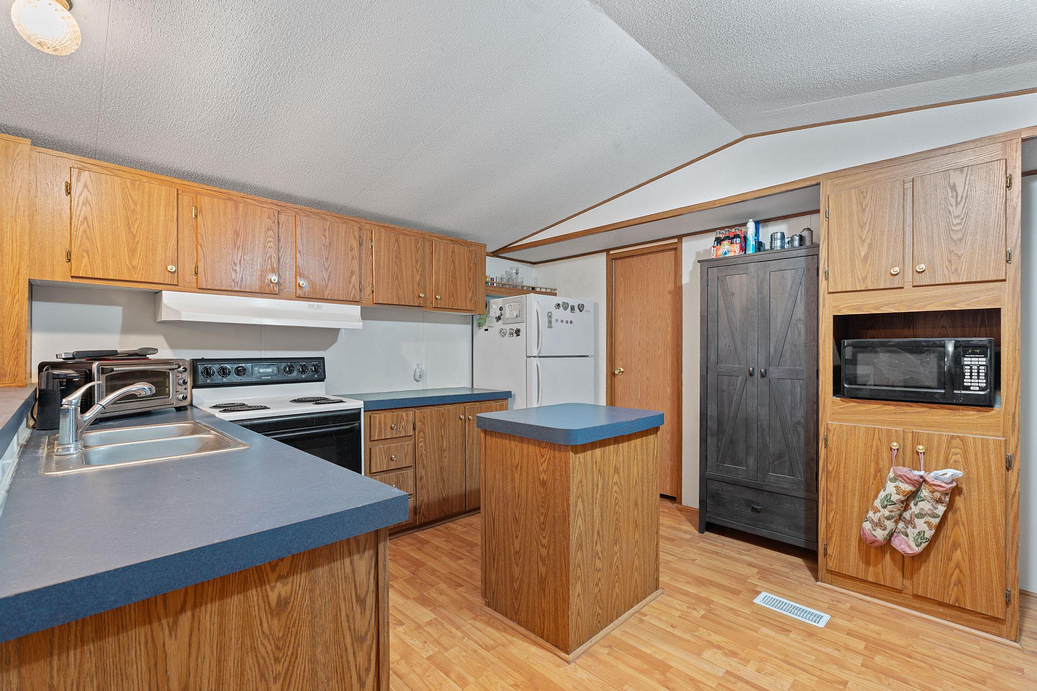 465 Catfish Ln, Lockhart, TX 78644