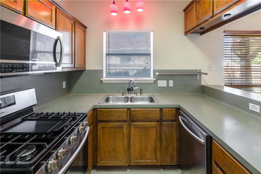 105 Bluejay Cv, Hutto, TX 78634