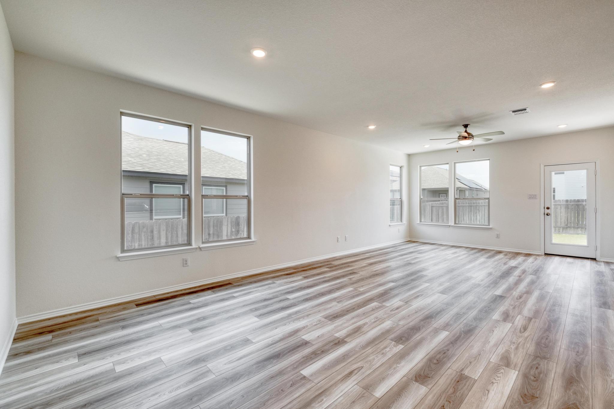 910 Yellow Ribbon Cv, Jarrell, TX 76537