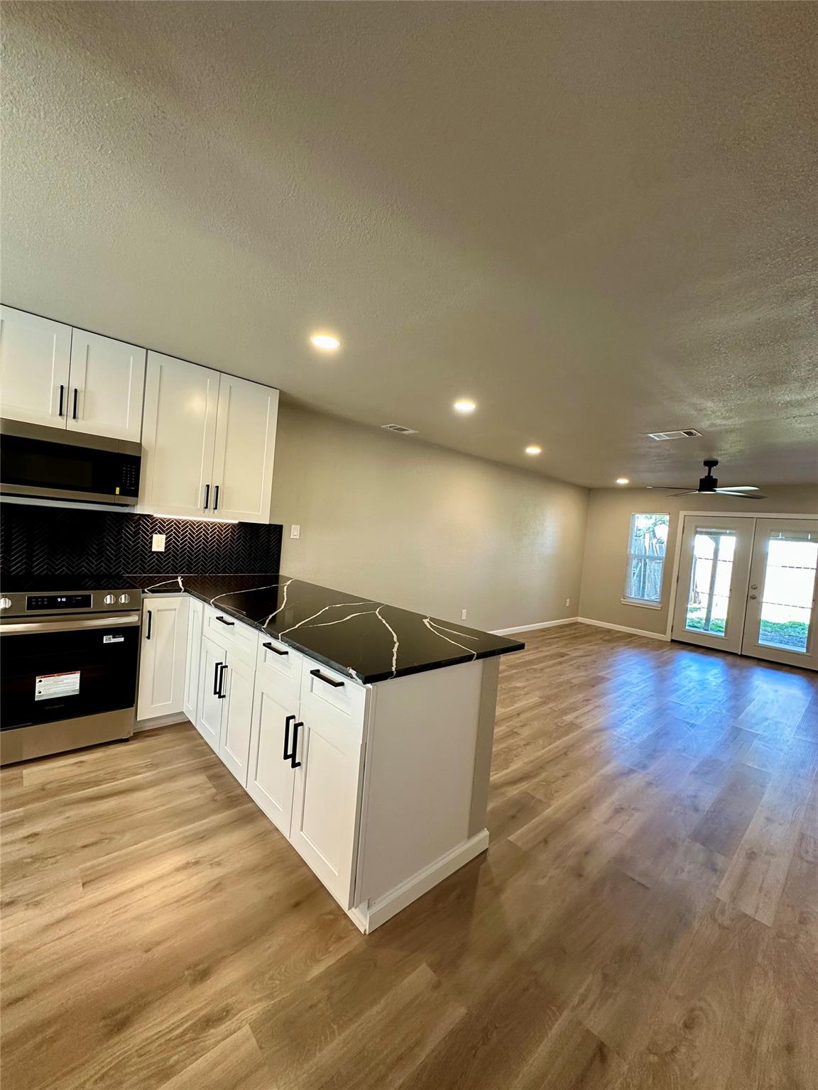 202 Dahlberg Blvd # 10, Taylor, TX 76574