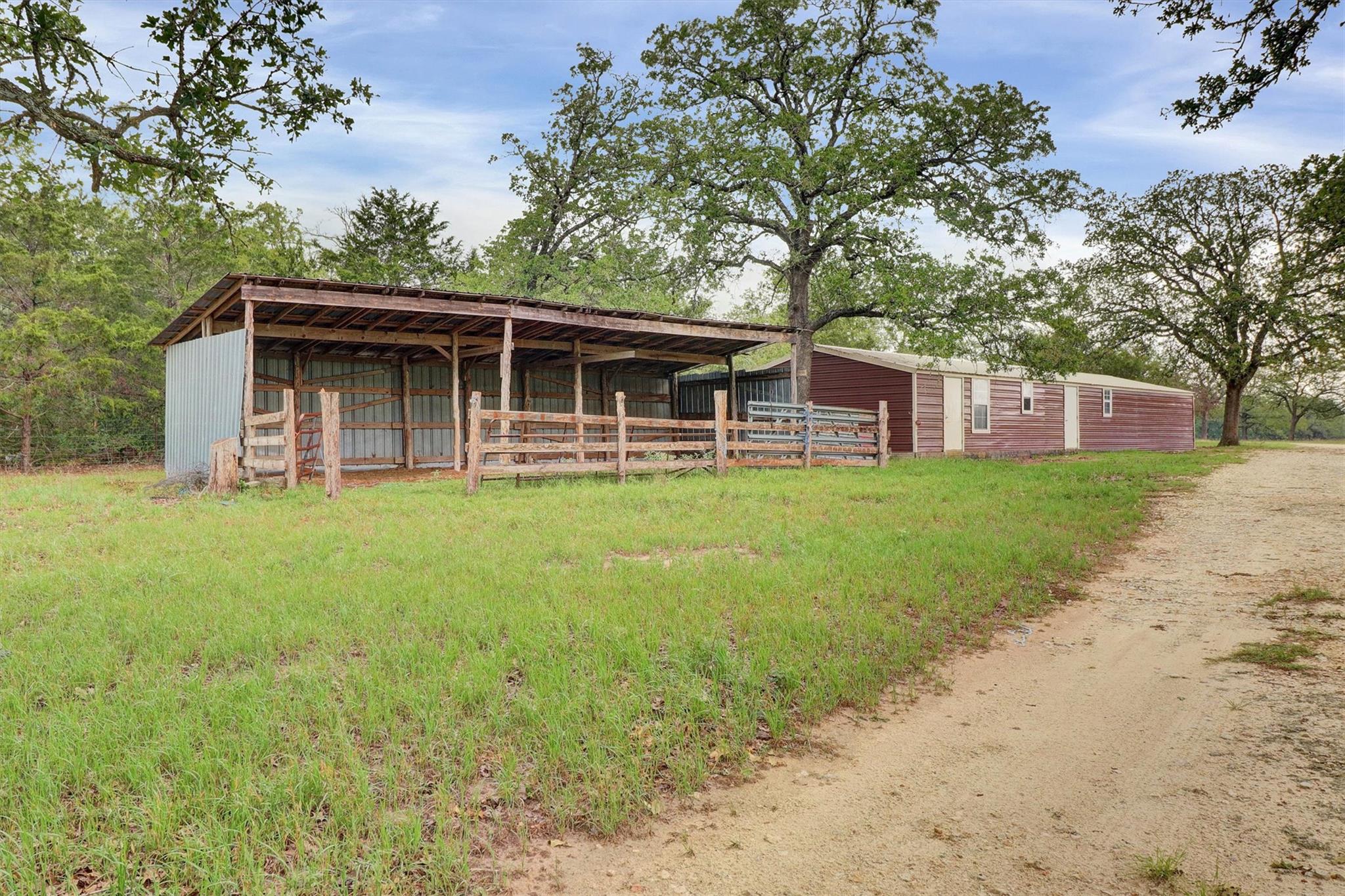 847 Highway 95 S, Smithville, TX 78957
