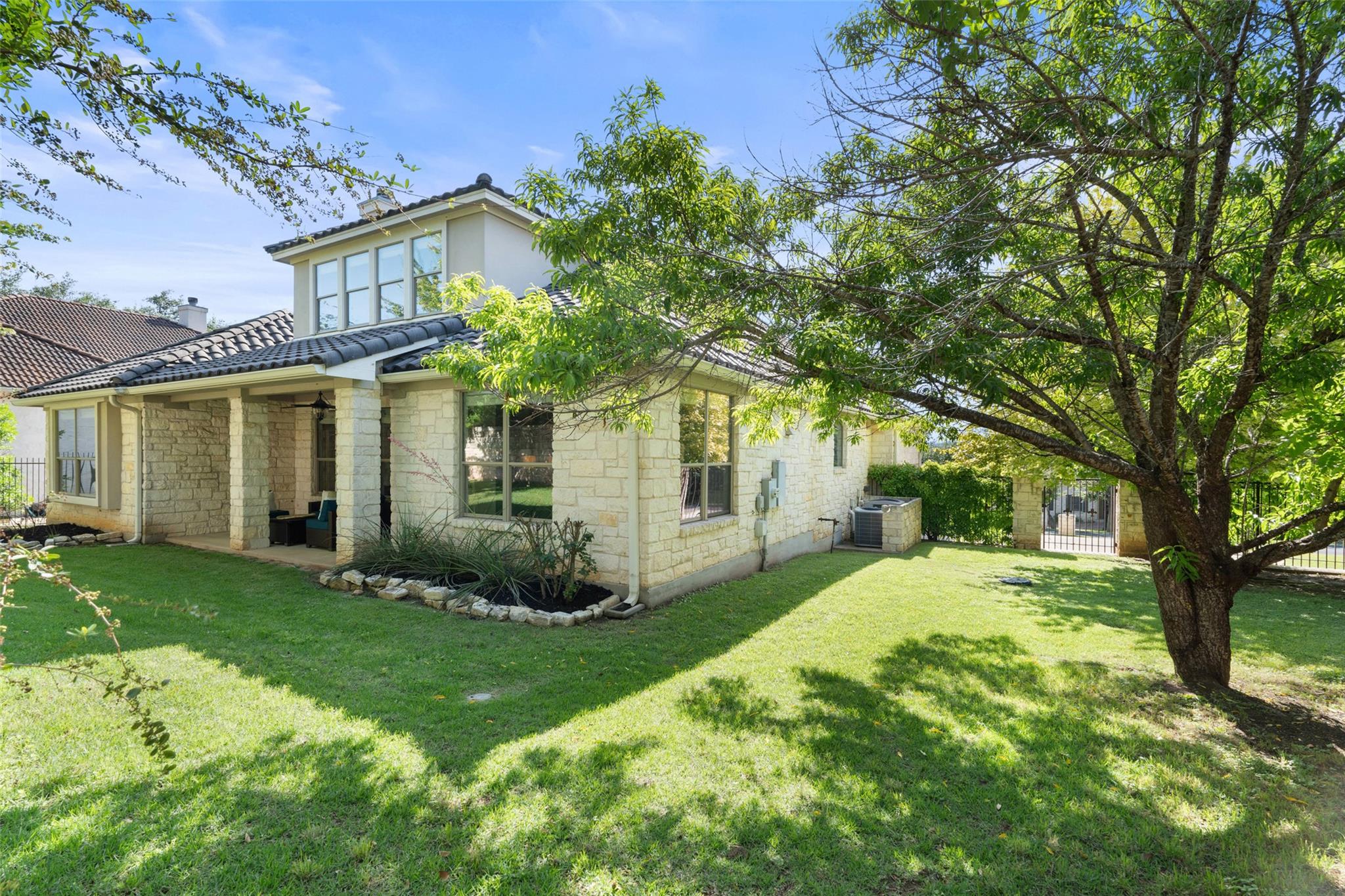 24 Falling Oaks Trl, The Hills, TX 78738