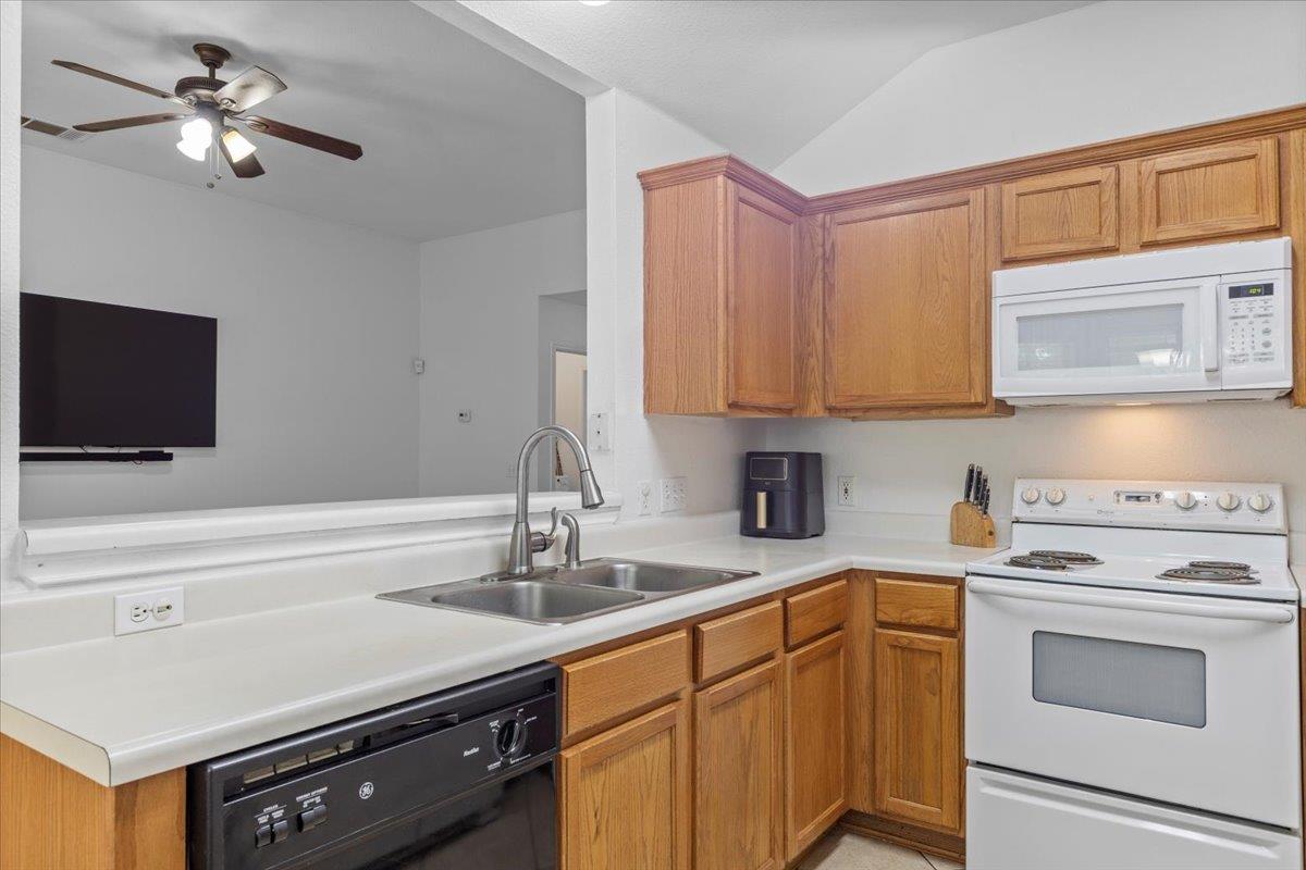 110 Hummingbird Ct, Cedar Creek, TX 78612
