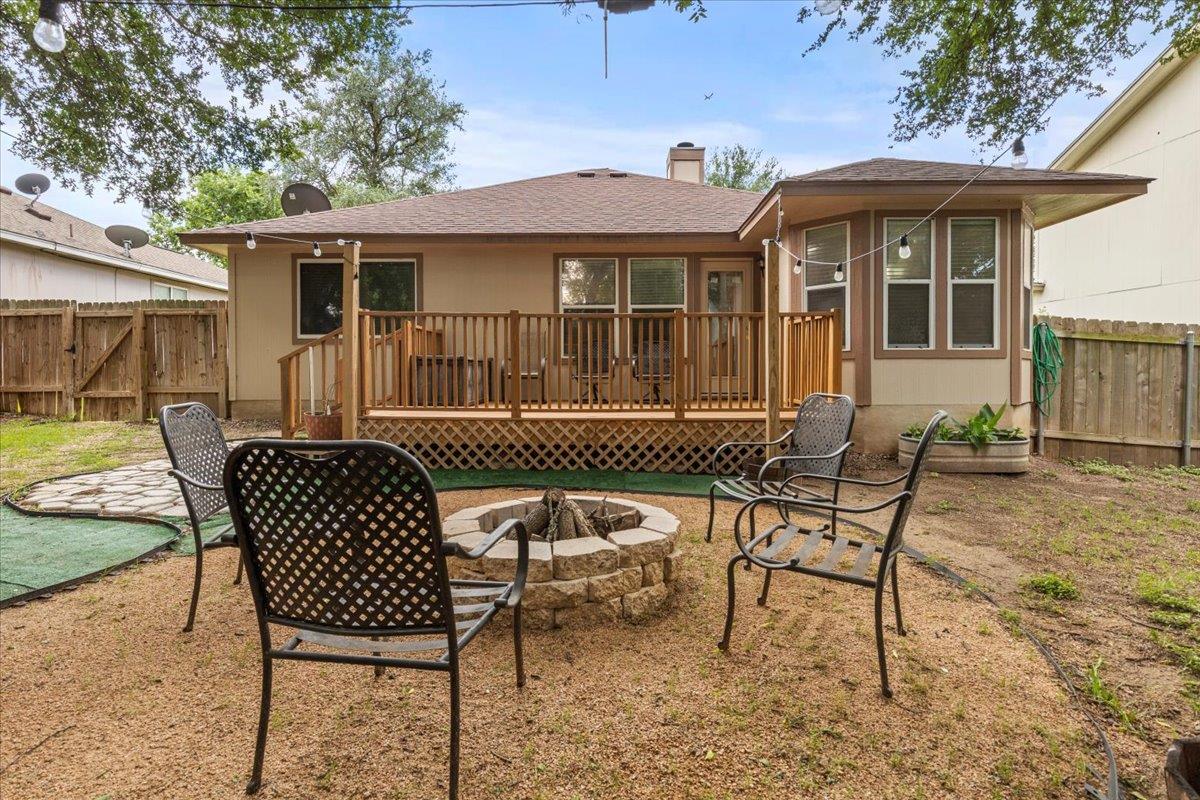 110 Hummingbird Ct, Cedar Creek, TX 78612