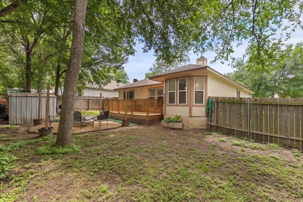 110 Hummingbird Ct, Cedar Creek, TX 78612
