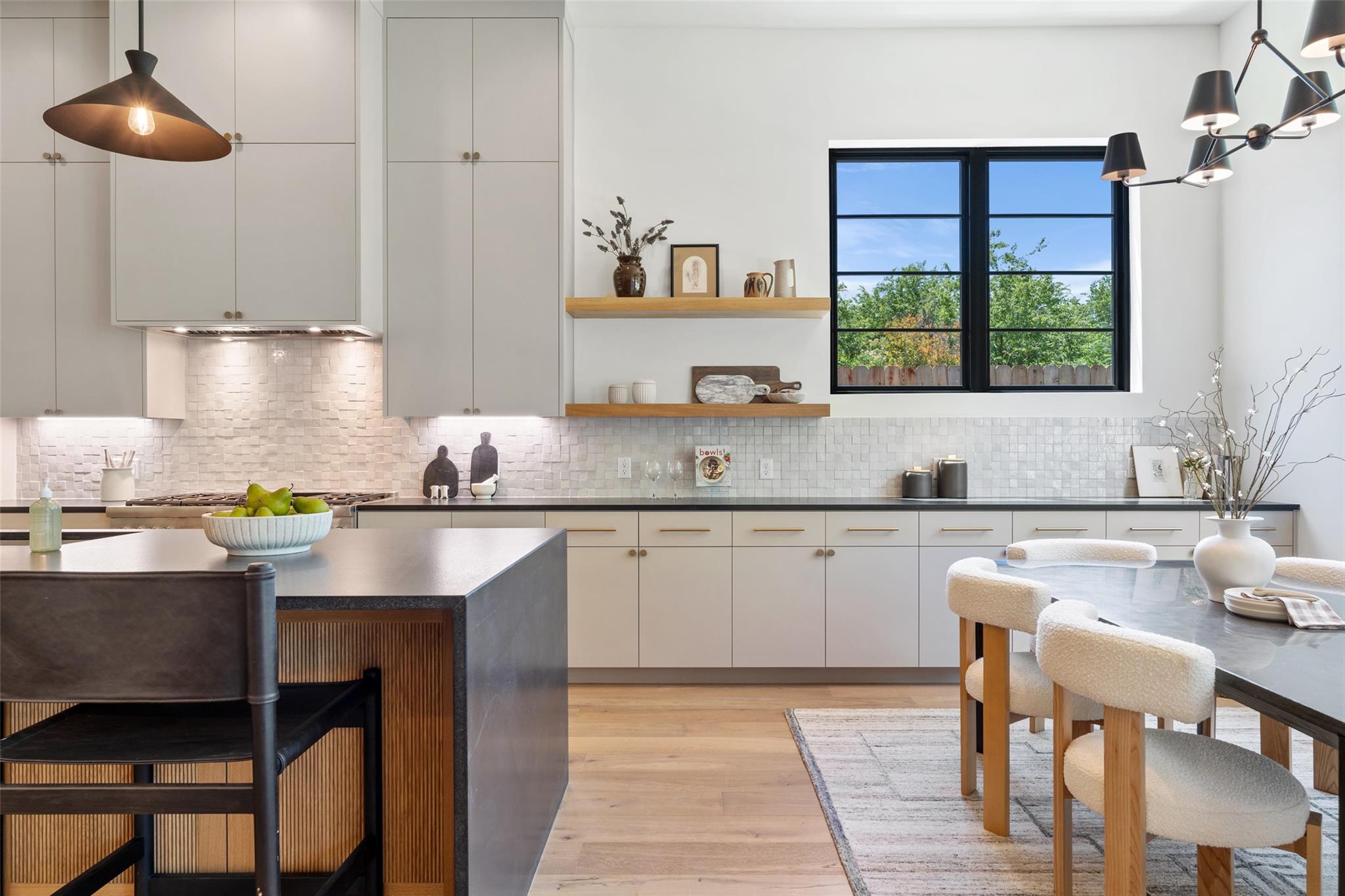 5218 Valley Oak Dr, Austin, TX 78731