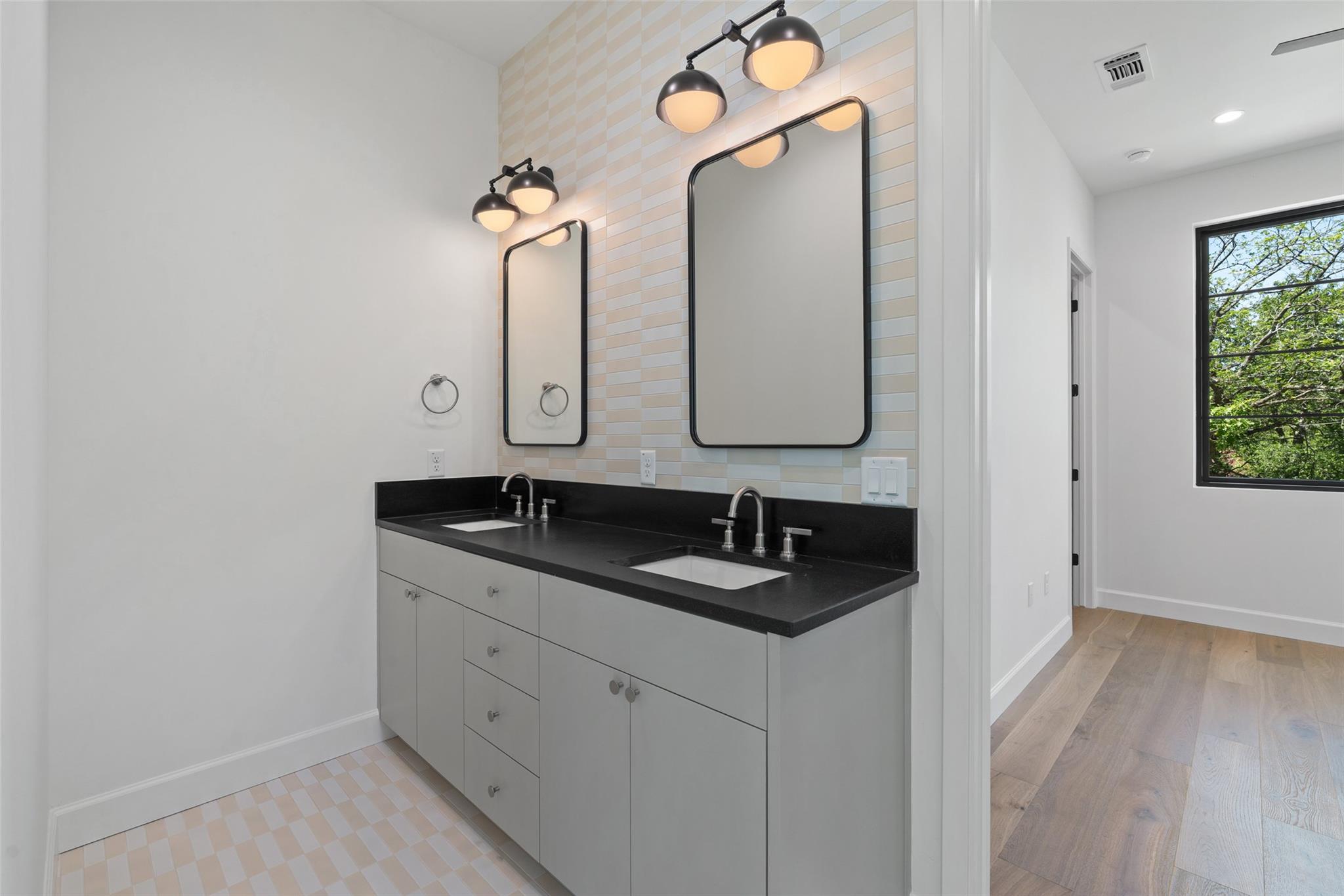 5218 Valley Oak Dr, Austin, TX 78731