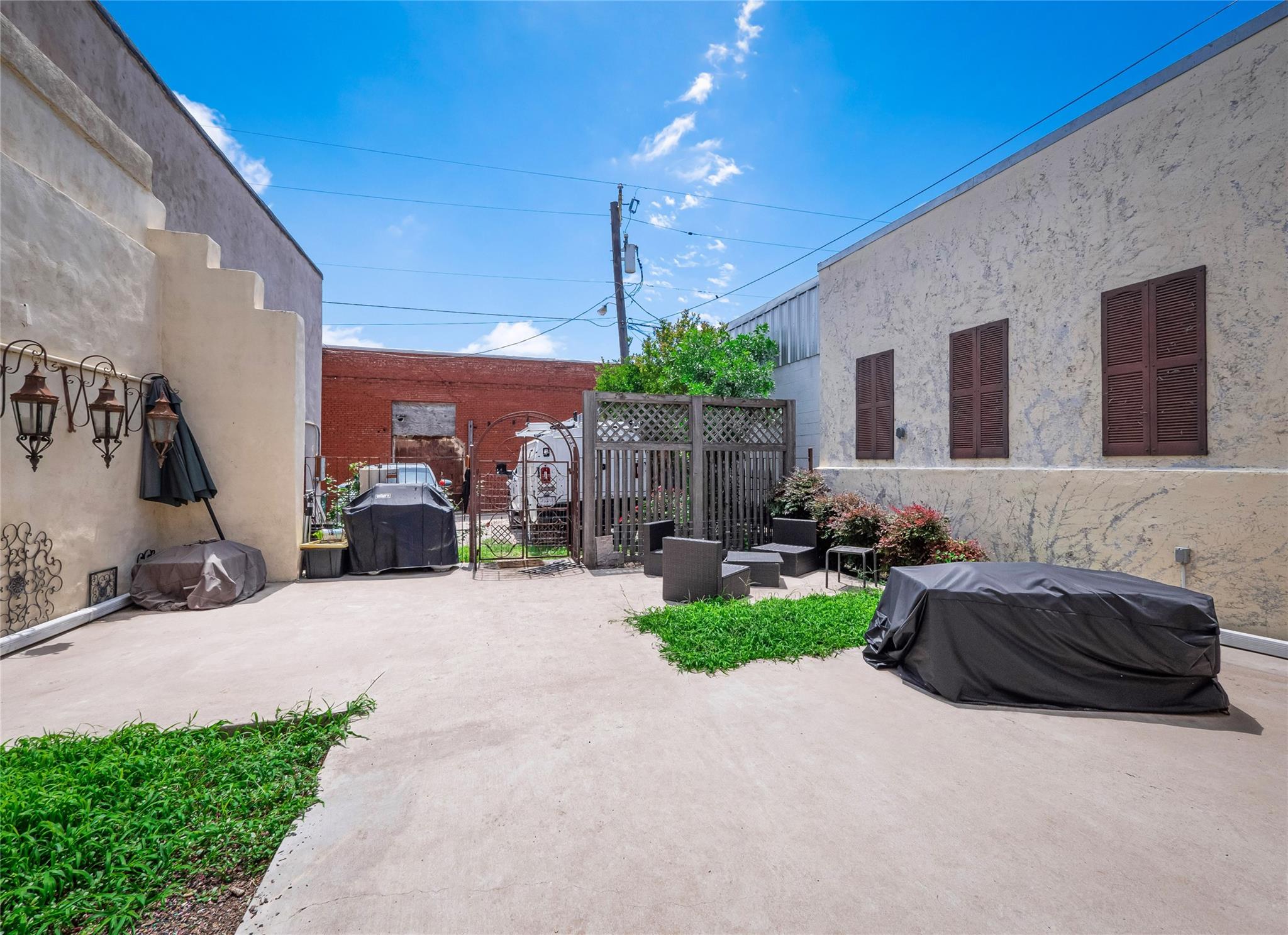 5 W Mesquite Ave, Rogers, TX 76569